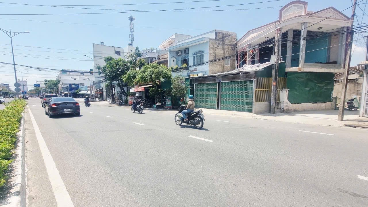 Cần bán lô đất P. Bắc NT đg bê tông ô tô tận nơi. Gần biển, mọi tiện ích xung quanh đầy đủ.
– Lô đất cách đg 2/4 đúng 5m, ô tô ra vào thoải mái
– DT: 116m2 full.thổ cư, ngang 4,4m, nở hậu 6,9m
– Hướng bắc lệch tây.
– Giá bán 3 tỷ 800