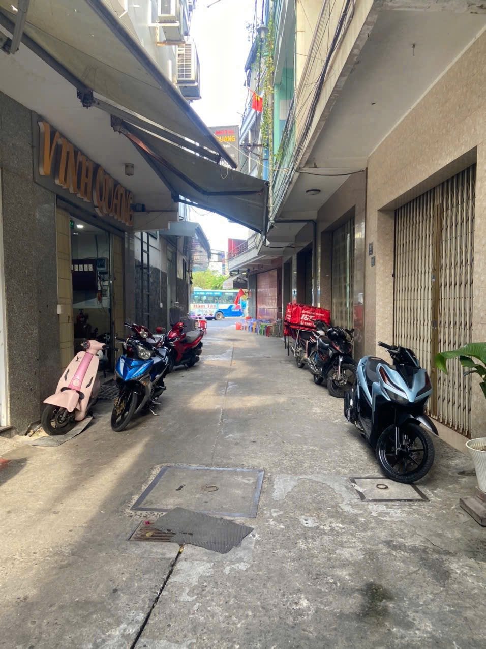 💝NHÀ 2 MẶT TIỀN – CÁCH ĐƯỜNG 2/4 CHỈ 40M – GIÁ CỰC TỐT 💥
📍 Vị trí: Ngay công viên Sinh Trung – trung tâm TP Nha Trang, cách đường 2/4 chỉ vài bước chân, gần công viên – khu dân cư hiện hữu, tiện ích đầy đủ.
