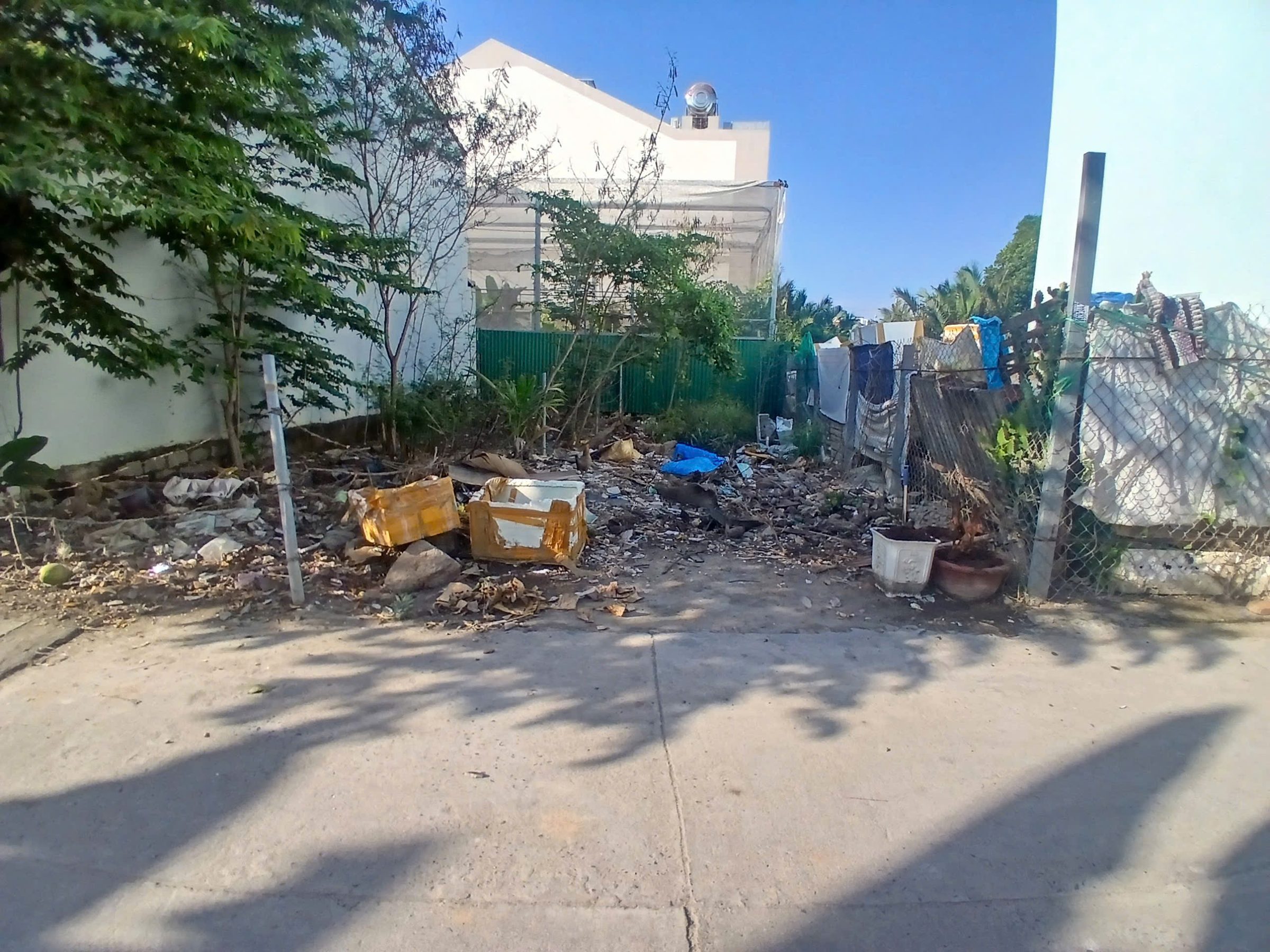 Chủ cần bán lô đất hẻm Hà Thanh, Vạn Thắng, Nha Trang.
Diện tích 59m2 ngang 4m. Hướng Đông Bắc.
Khu dân cư đông đúc, hiện hữu. Cách đường 2/4 chỉ 200m. Cách chợ Đầm 500m, bãi Biển tầm 800m. 
Mọi tiện ích xung quanh. Đường rộng 3m.
Giá bán 2ty360.