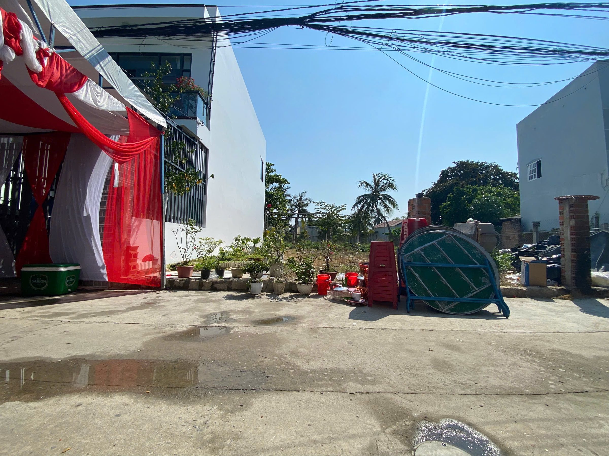 🔥 Bán đất hẻm 2/4 - trung tâm Nha Trang 
• Diện tích: 67m2, ngang 4m
• Đường hiện trạng 3,5m, cách đường 2/4 tầm 300m, di chuyển xuống biển 3p 
• Khu vực đông dân cư, tiện ích đầy đủ
• Hướng: Đông Bắc
• Giá: 2 tỷ 680 triệu có bớt