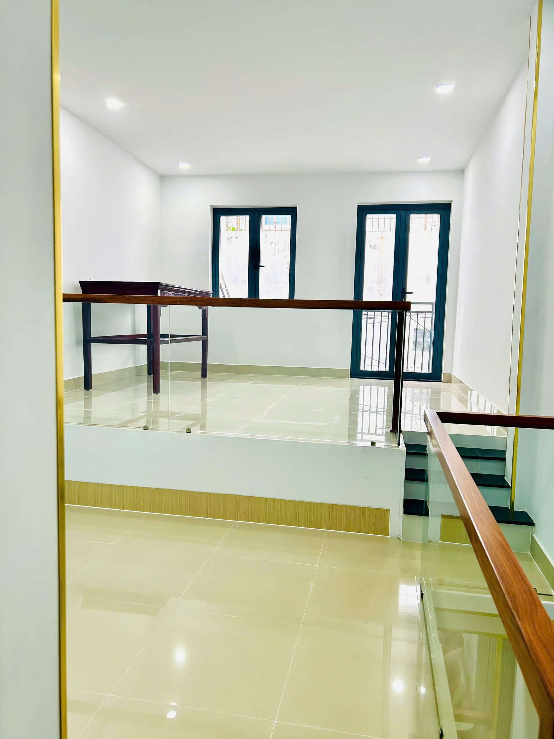 CHO THUÊ NHÀ 2 TẦNG, MỚI + ĐẸ. FULL NỘI THẤT XỊN XÒ HẺM 2/4 GẦN CHAMPA ISLAND. LH 0905 800 366 - E Hiền