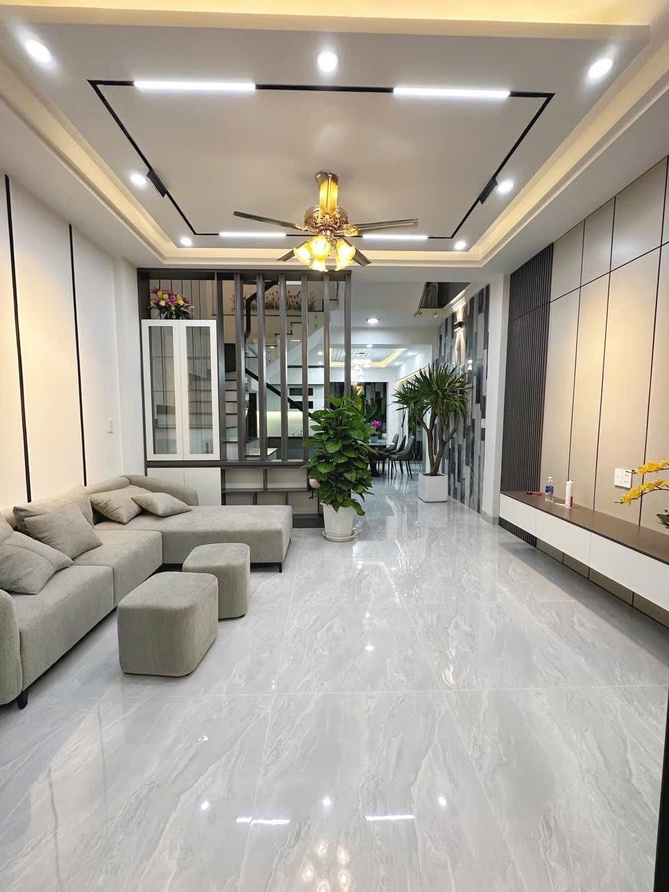 Bán căn nhà đường Mai Xuân Thưởng, Quận 6: giá 1 tỉ 2-đường hẻm ôtô, cạnh chợ Bình Tiên. Thuê 10 tr/tháng