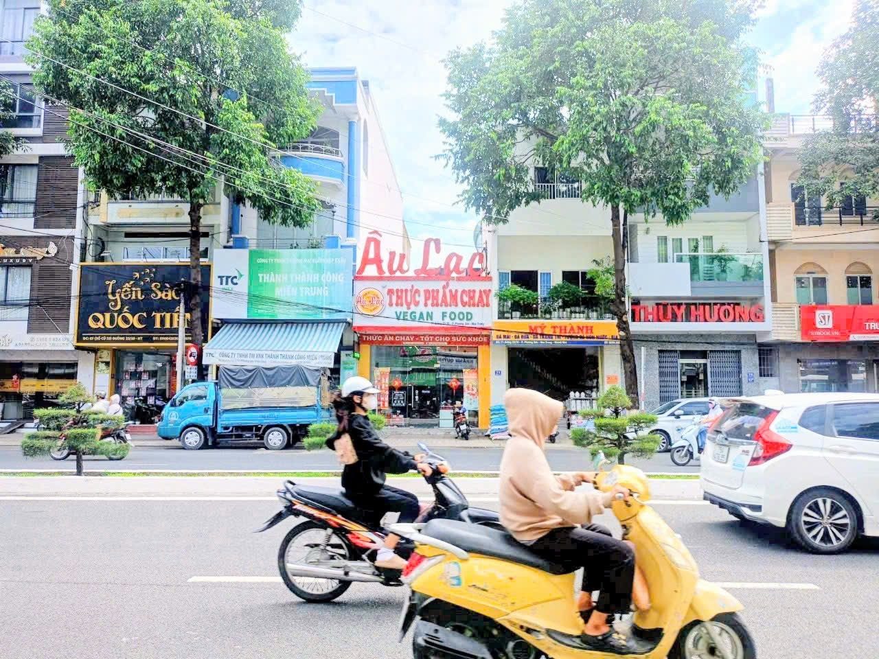 😍 NHÀ MẶT TIỀN KINH DOANH - ĐƯỜNG 23/10 - PHƯỜNG TÂY NHA TRANG. Gần siêu thị Lotte, gần chùa Long Sơn , kinh doanh sầm uất ...
🍁Dòng tiền có sẵn đang cho thuê 26tr tháng.

  • DT : 90m2 - Ngang 5m
  • Hướng Đông Bắc
  • Chuẩn Sổ
👉 Giá 16 tỷ
_______