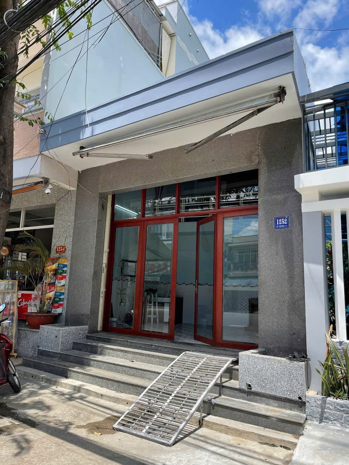 Nhà cấp 4 MẶT ĐƯỜNG kinh doanh 23/10, Vĩnh Hiệp, Tây Nha Trang

   • DT : 85m2, ngang 5m - Hướng Nam

👉 Gồm có 3 phòng ngủ, phòng khách, toilet, bếp

📕Pháp lý chuẩn - Đường 23/10 rộng 30m
📌Khu vực kinh doanh sầm uất, gần chợ, trường học, bệnh viện…
