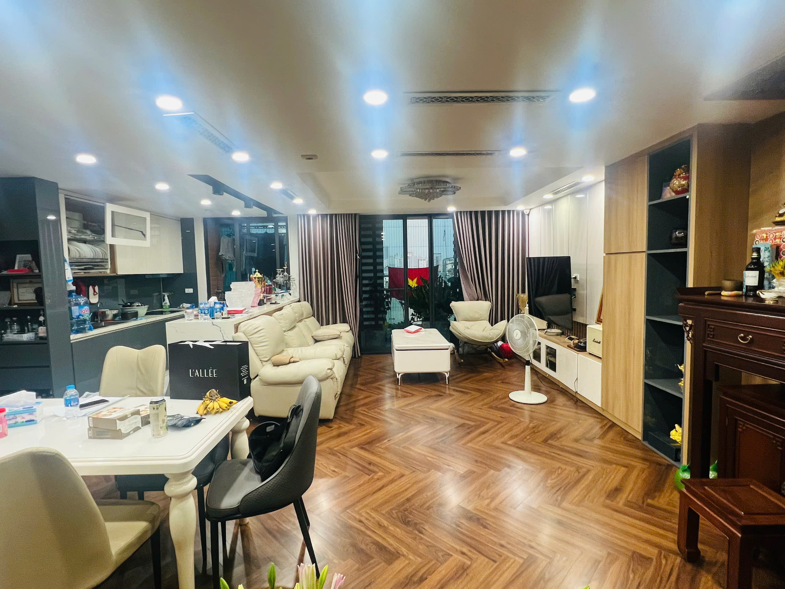 Chính Chủ Bán CH Golden Land DT 115m 3PN Full NT SĐCC hướng ĐN ở luôn giá 9,8 tỷ