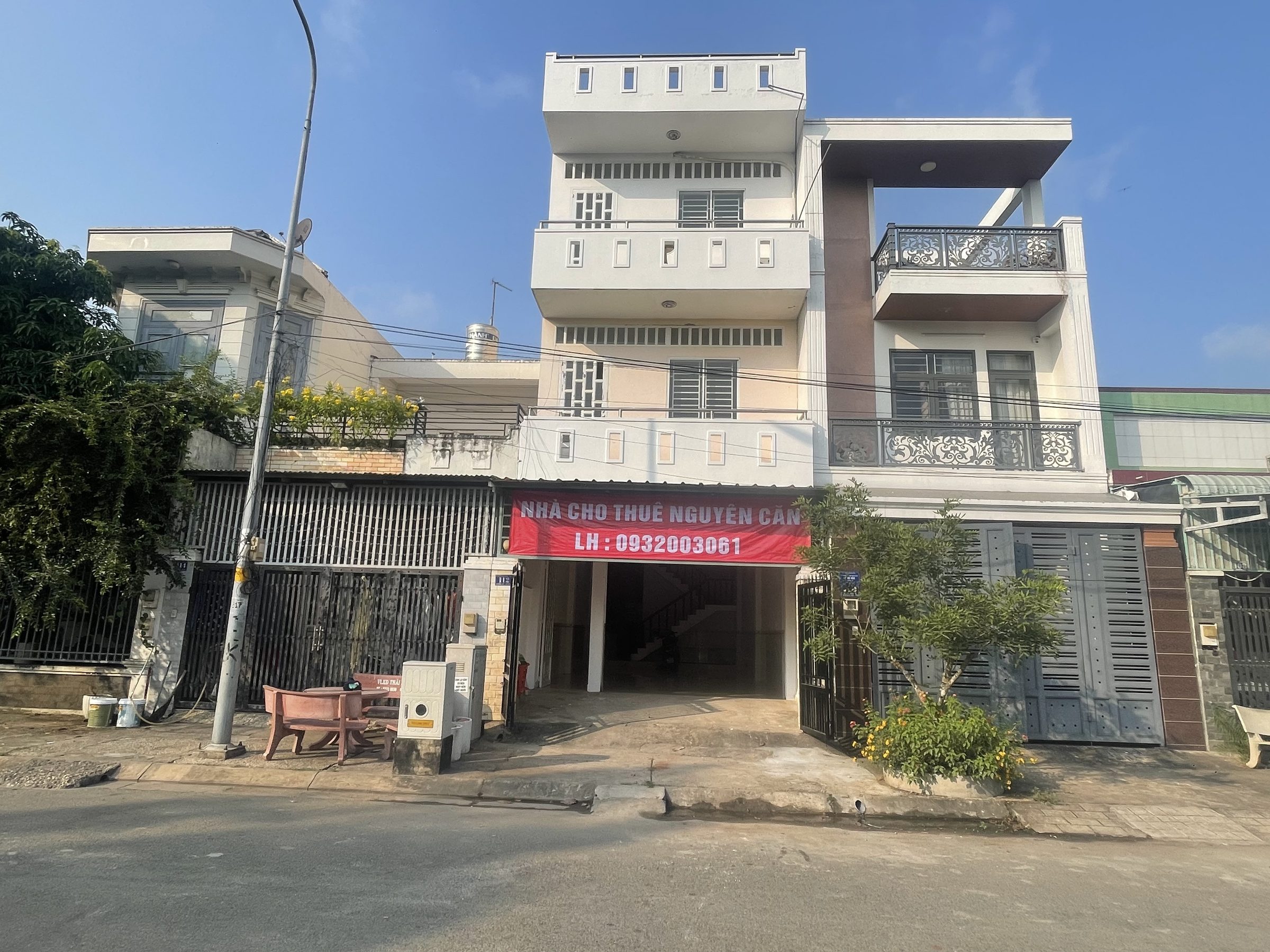 - NHÀ CHO THUÊ NGUYÊN CĂN 3 LẦU 400m MỚI ĐẸP 
- Mặt tiền khu tái định cư Long Sơn, Phường Long Bình, Thủ Đức
- Diện tích 5x25m = 125m2, nhà 3 tầng mới đẹp, nội thất cao cấp, tổng diện tích sử dụng 400m2
- Nhà rất rộng và thoáng mát, sân đậu ô tô
- Gồm