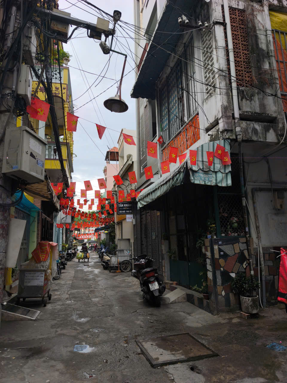 MỚI COONG Ở BA THÁNG HAI NGAY NHÀ HÁT HOÀ BÌNH - HẺM XE HƠI - LÔ GÓC CÓ DTCN 41m2 - 5LẦU BTCT- G.I.Á CHÀO 11.8 T.Ỷ TL.