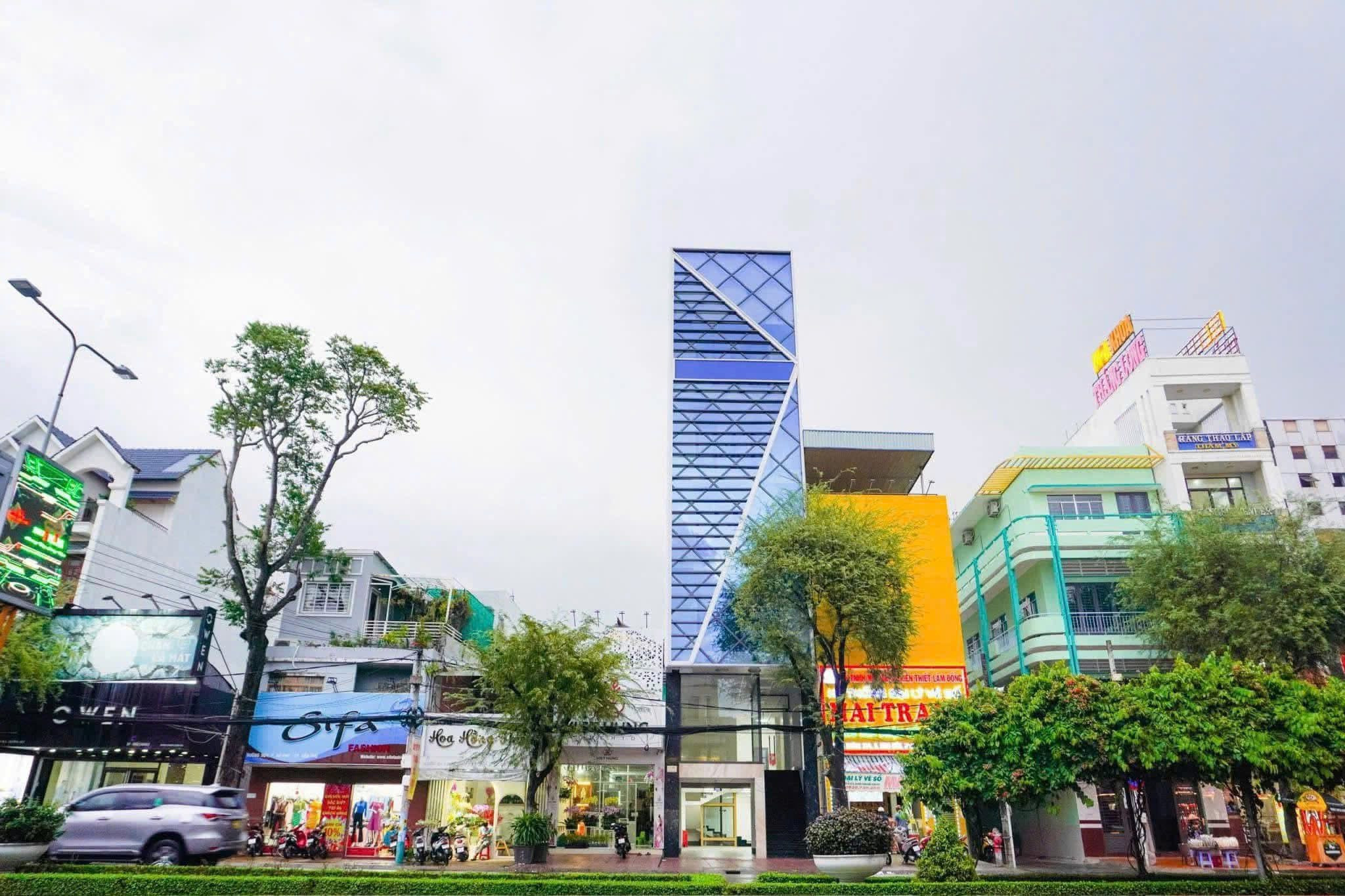 CHO THUÊ TÒA NHÀ MẶT TIỀN ĐƯỜNG 30 THÁNG 4 GẦN VINCOM