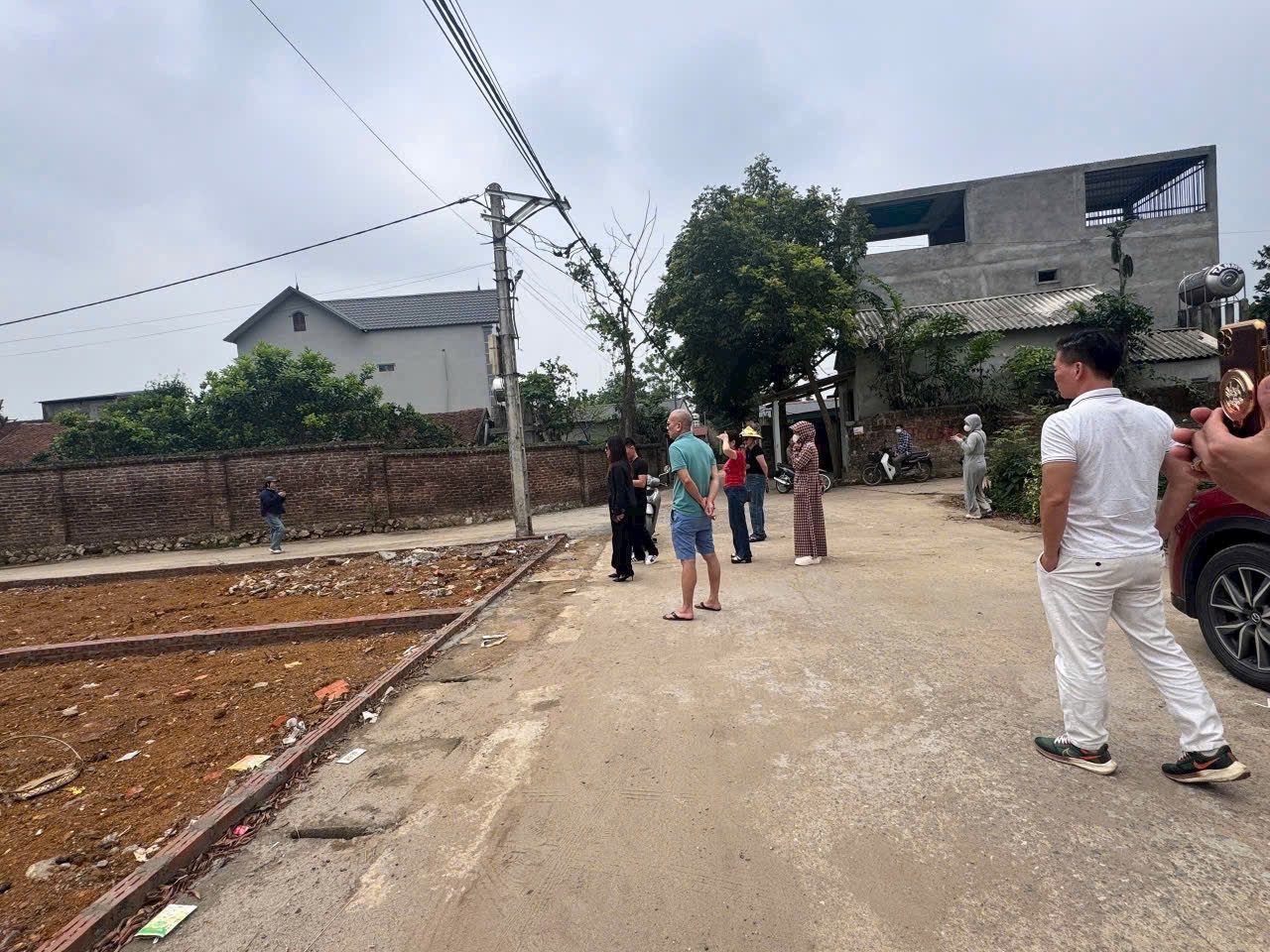 Cc gửi bán 100m² full thổ cư trục chính thôn Đông Hạ – Phú Cát
Gía công khai 3,7 tỷ.
 • Diện tích: 100m² (5m x 20m), sổ đỏ sẵn sàng sang tên ngay.
 • Vị trí cực đẹp: mặt trục chính thôn, cạnh trường cấp 1 Đông Yên,
chỉ 200m ra chợ & trường cấp 2, 250m