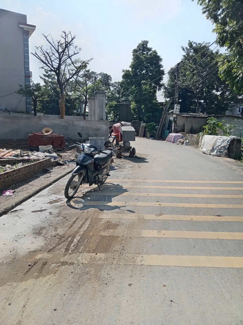 Nhỉnh 3 ty  100m2 giáp Tỉnh lộ 421b, đường trước đất ô tô chạy thông
Dân cư đông đúc
Di chuyển 25 phút là vào đến Trung tâm HNQG
Sổ hồng sẵn công chứng
Anh chị quan tâm lh
Cc: 0868270188