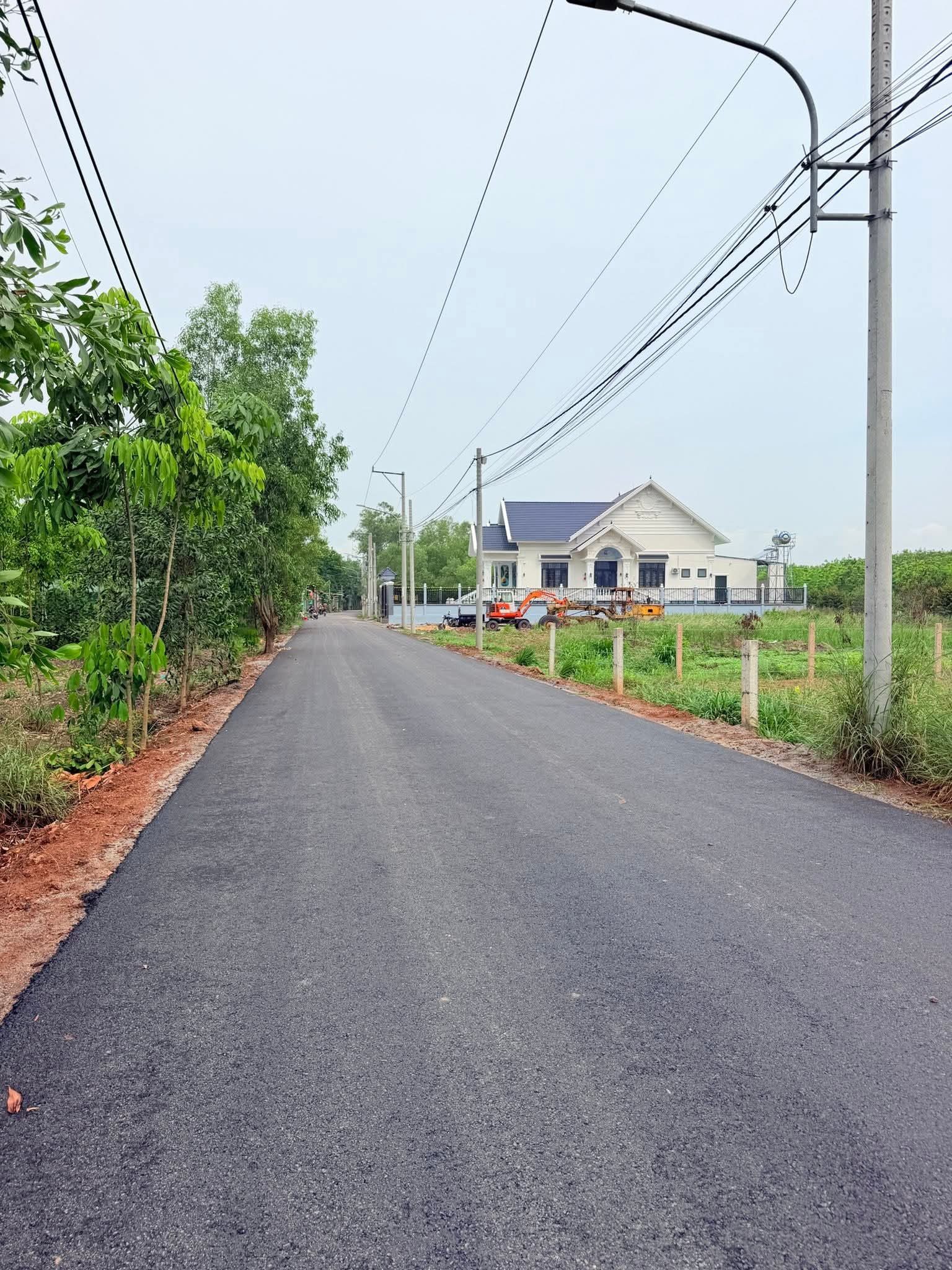 Bán gấp lô đất Bàu Bàng Bình Dương, hiện tại chủ sắp chuyển đi nơi khác. Xung quanh dân cư đông đúc, tiện ích đầy đủ, gần chợ, trường,..