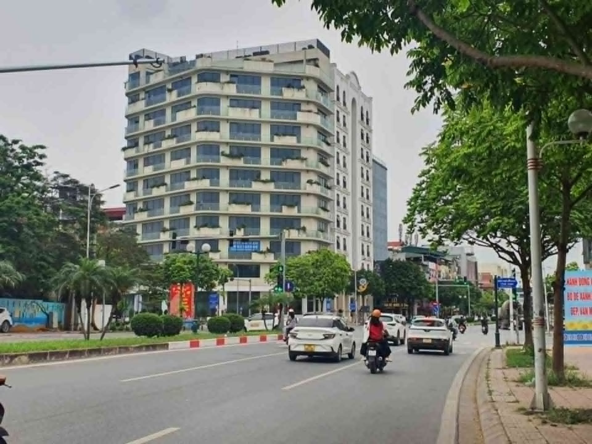 nhà lô góc mặt phố Long Biên, 75m x 5 tầng, MT 19m, gần bệnh viện Tâm Anh