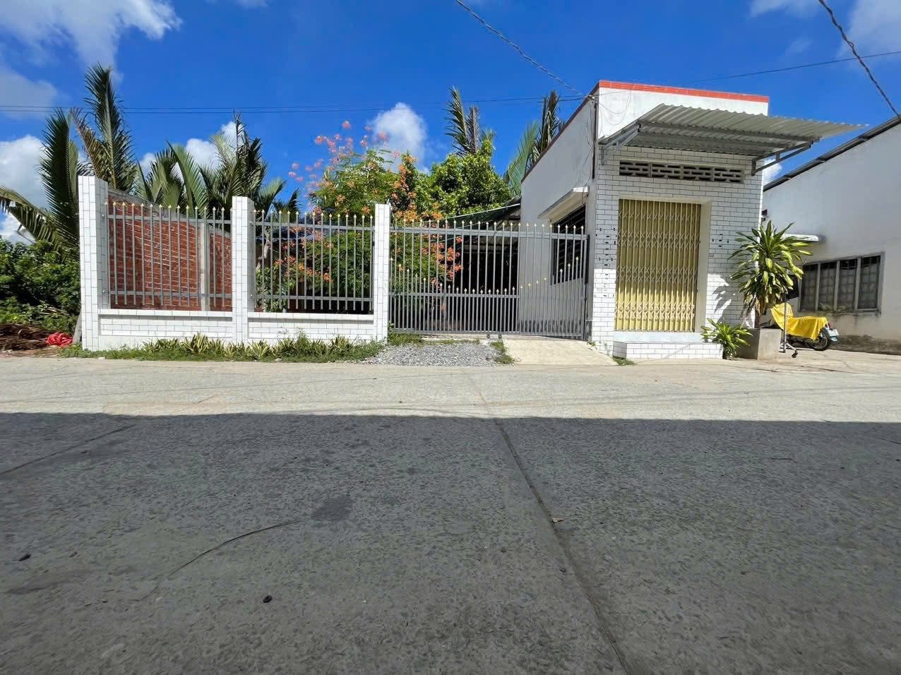 Siêu phẩm cuối năm @@ Bán gấp lô đất tặng căn nhà ở gần KCN Trảng Bàng 320m2 Sổ hồng riêng  giá 990 triệu