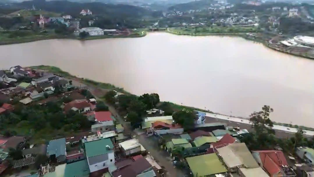 Bán đất giáp hồ