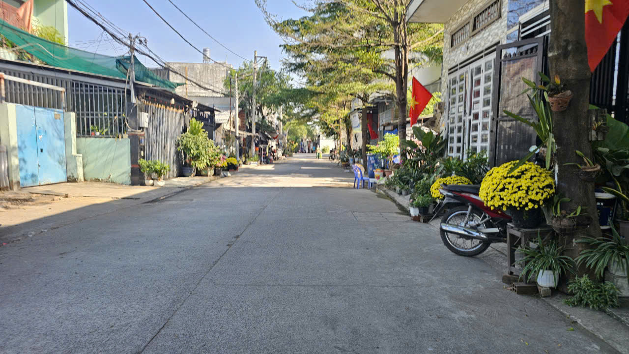 Bán nhà APĐ 27 An Phú Đông Quận 12, nhà mới 2 tầng, hẻm xe tải DT: 5x13.5 ĐH Nguyễn Tất Thành, sổ hồng riêng, giá 2 tỷ nhỉnh
