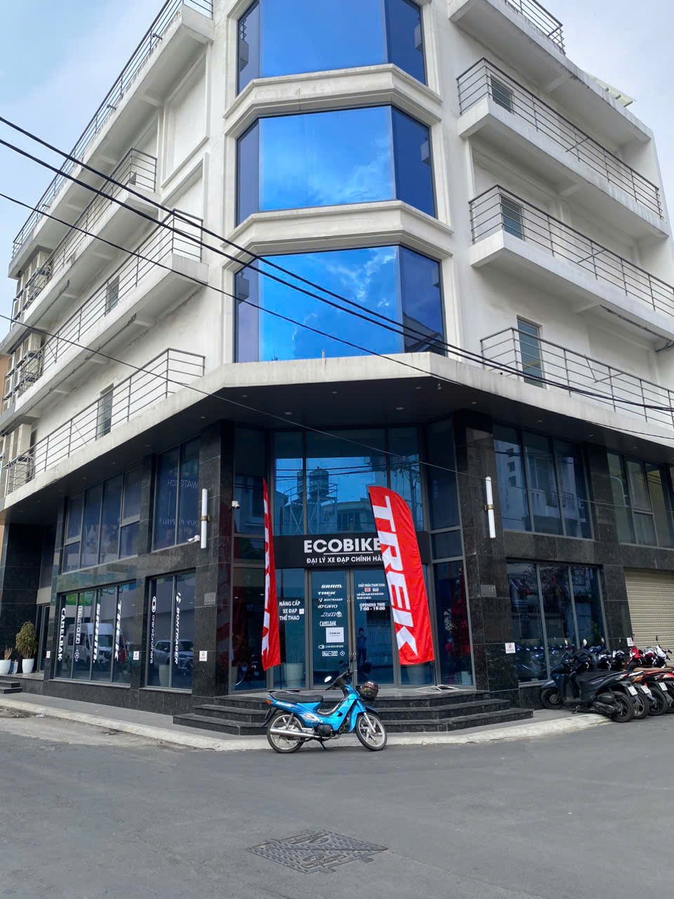 Cần Bán CHDV Hẻm Hoàng Việt, P.4, Quận Tân Bình – Giá 90 tỷ