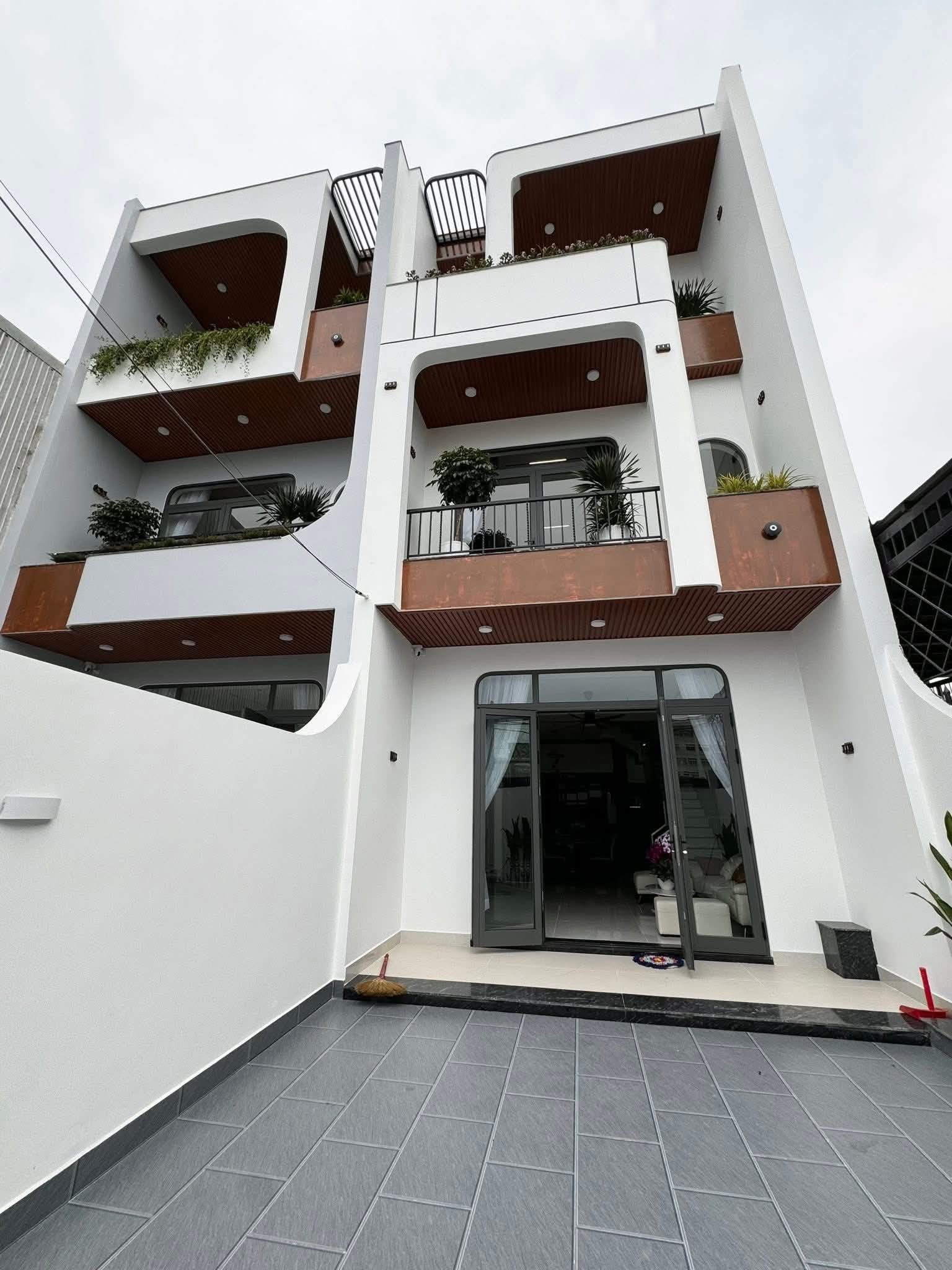 Nhà 3 Tầng, 3PN, kiệt ô tô Âu Cơ, gần chợ Hoà Khánh, Đà Nẵng
