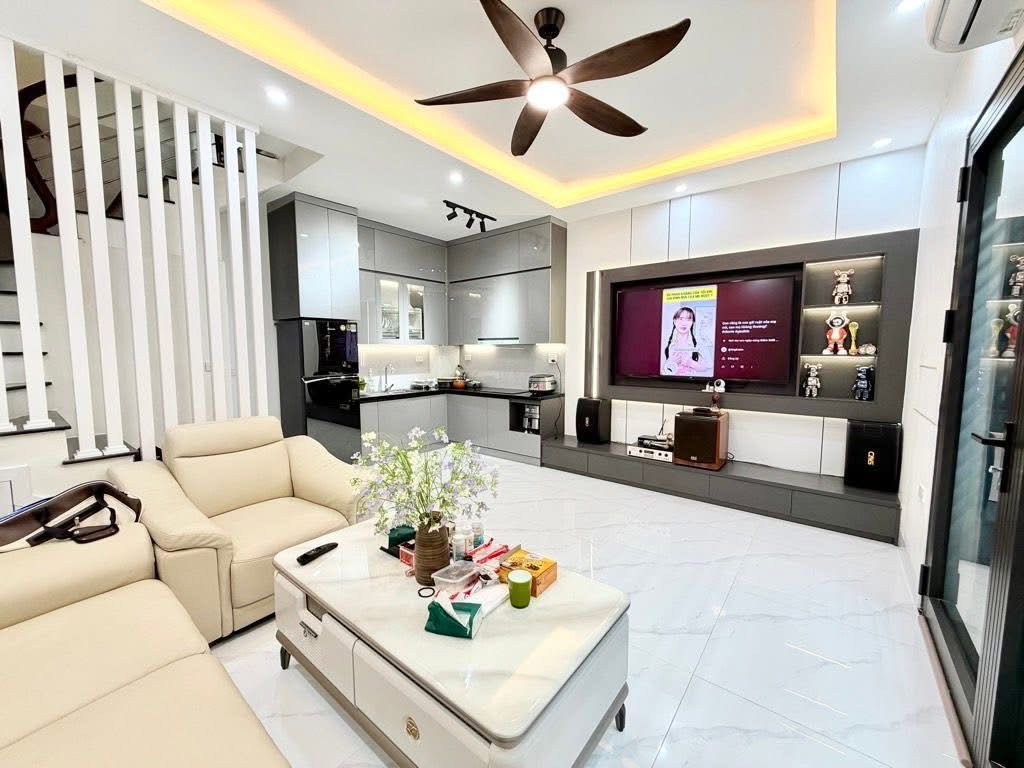Bán gấp nhà 3 tầng 1 tum