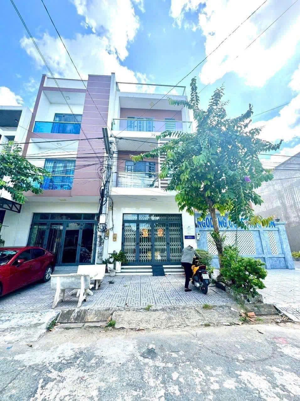Nhà 1 trệt 2 lầu sân thượng KDC Hồng Loan – 5 phòng ngủ