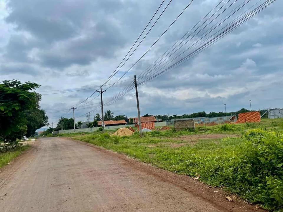 0909 044 186 .Bán đất 300m² có sẵn 100m² thổ cư ngang 5m giá 680 triệu cách Quốc lộ 14 300m Phường Đồng Xoài