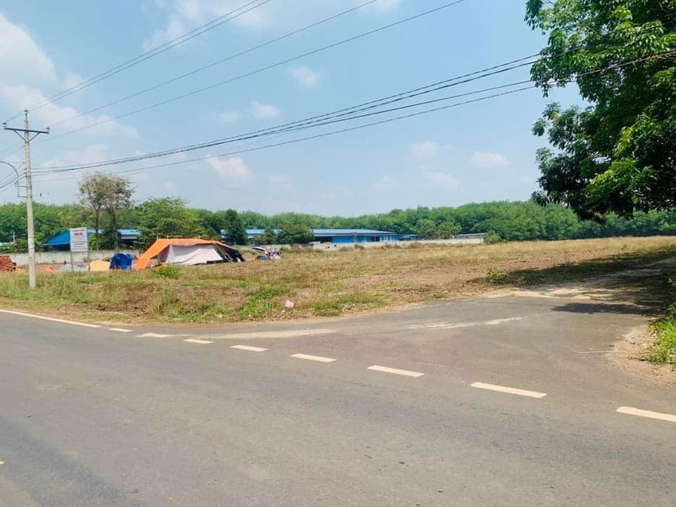 Tôi bán(20x46=949m2) 400m2 thổ. Lộ 22m, sát chợ ủy ban trường 1,2,3. Y tế, ngay 3 KCN lớn giá 384tr