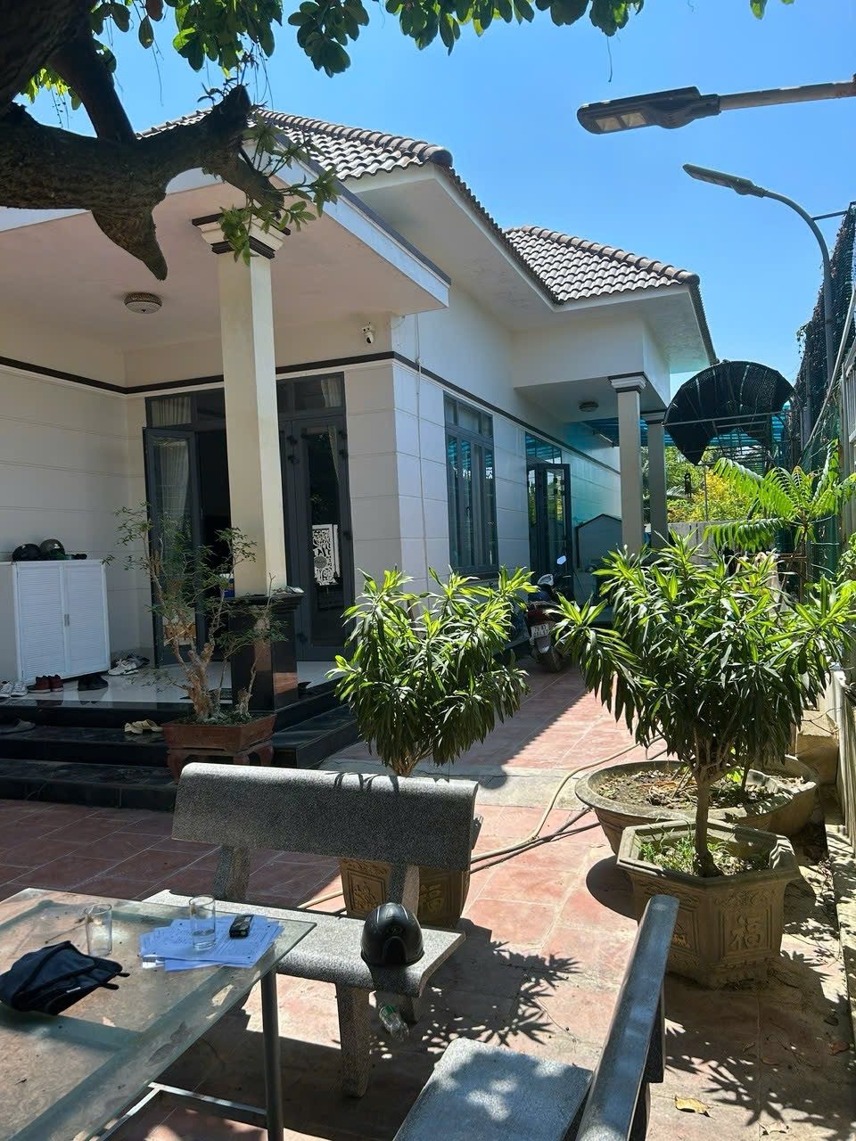 BÁN NHÀ ĐẸP DIÊN AN – DIÊN KHÁNH. GIÁ 8,5 TỶ 
📐 Diện tích: 640,5m²
👉 Hướng Đông
🏠 Nhà 3 p.ngủ, 1 p.khách, 1 p.bếp, 1 p.thờ, 2 WC, 1 phòng karaoke giải trí, có sân rộng rãi thoáng mát
✅Đường bê tông rộng 4,2m, ô tô ra vào thoải mái.
✅Nhà Cách QL1A chỉ