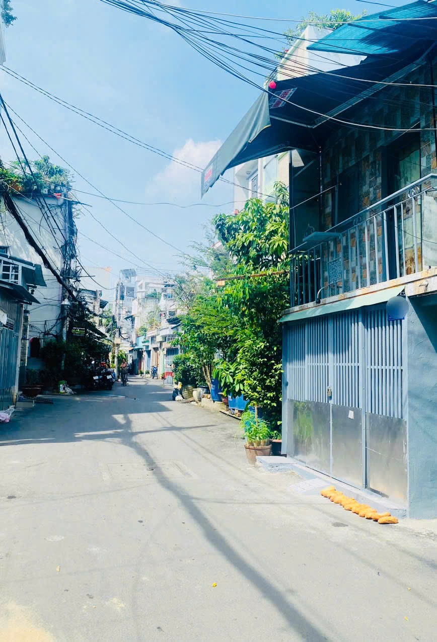 💥BÁN NHÀ NỞ HẬU BÀ HOM – 83M² – G.I.Á 6.28 tỷ .Dòng tiền 10tr/tháng 
Nhà 1 trệt 1 lửng mỗi căn, khu dân cư an ninh, tiện ích đủ: chợ – trường – siêu thị.
Xem nhà 24/7 – F4E35C
