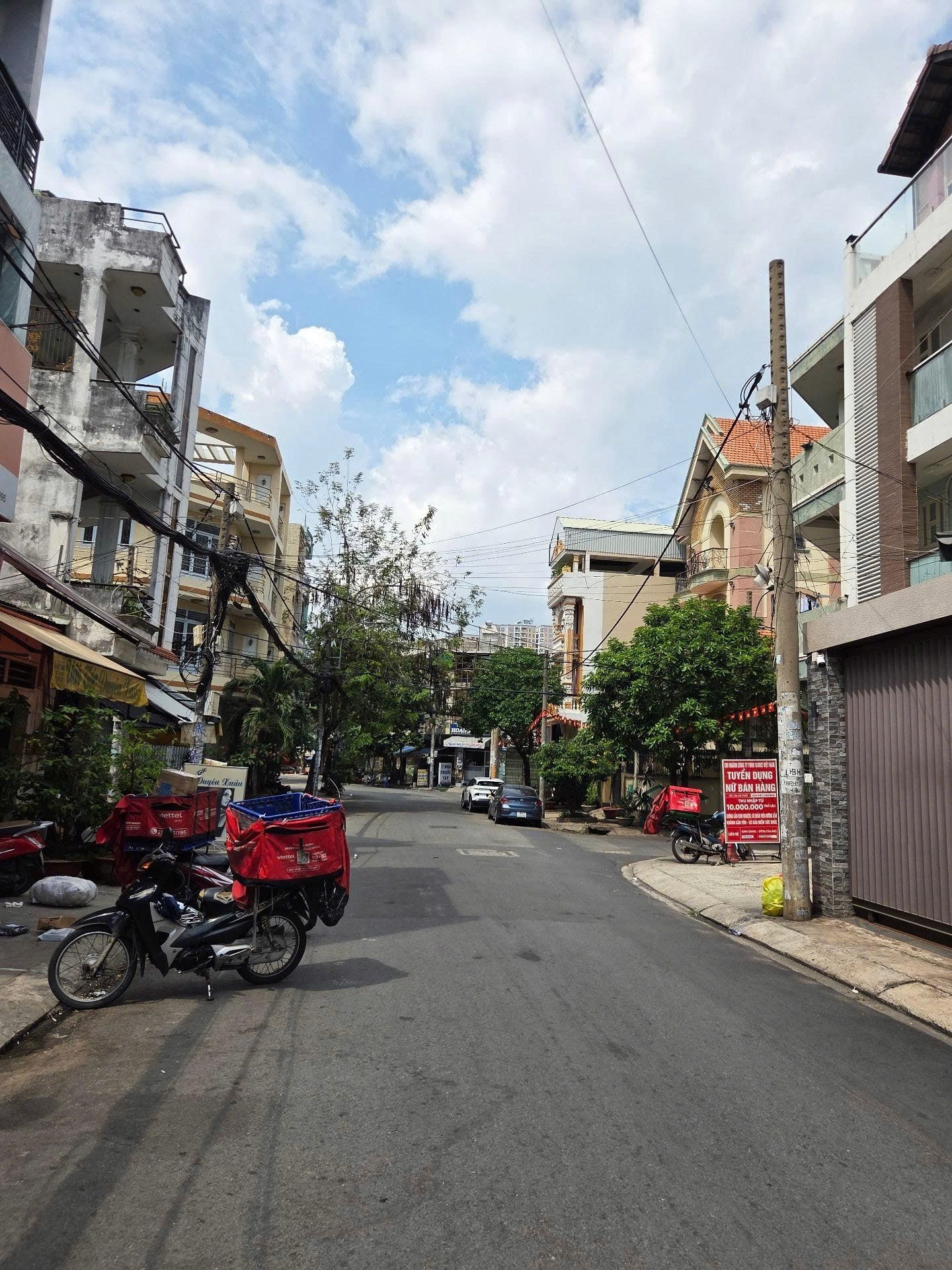 BÀ HOM .SIÊU NGON NGAY MẶT TIỀN HẺM Q6