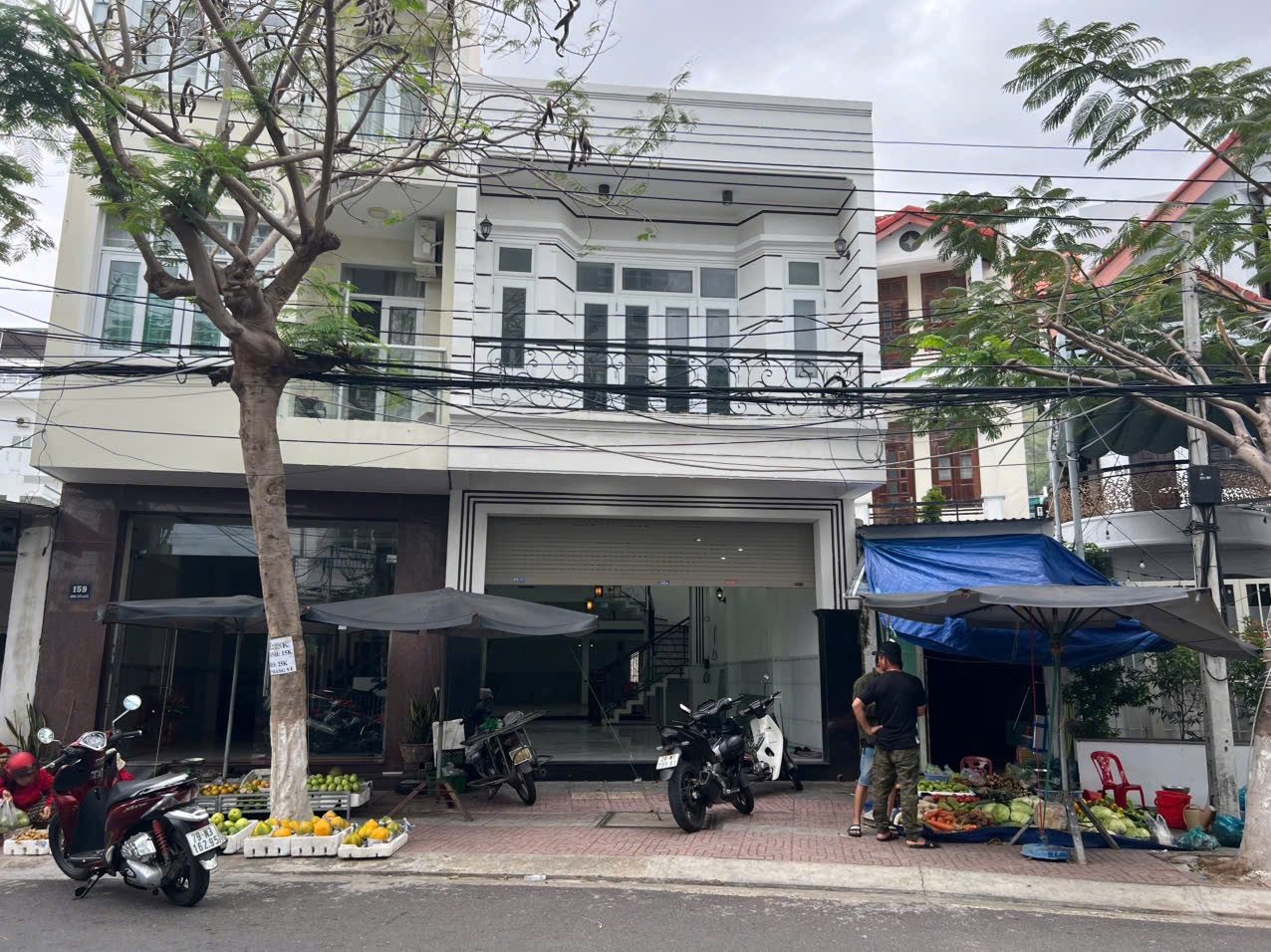Bán nhà mới xây 2 mặt tiền đường BA Làng
⚡Diện tích : 257,5m  ngang 5,5m ( hậu 12,3m )
⚡Hướng :  Đông Nam
⚡Thiết kế: 1 trệt, 1 lầu
⚡Đường rộng: 16m (đường phía sau 5m)
⚡Tiện ích bán kính 1km : Đầy đủ