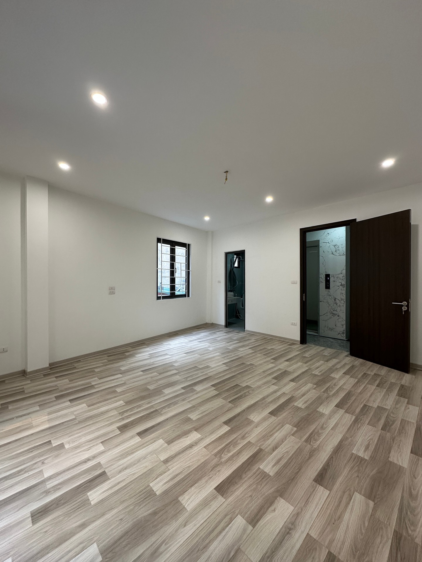 KHỞI SINH THỊNH VƯỢNG VỚI NHÀ MỚI CĂN GÓC BÀ TRIỆU - 5 TẦNG THANG MÁY - NGÕ RỘNG Ô TÔ ĐỖ CỬA - Ở CỰC SƯỚNG