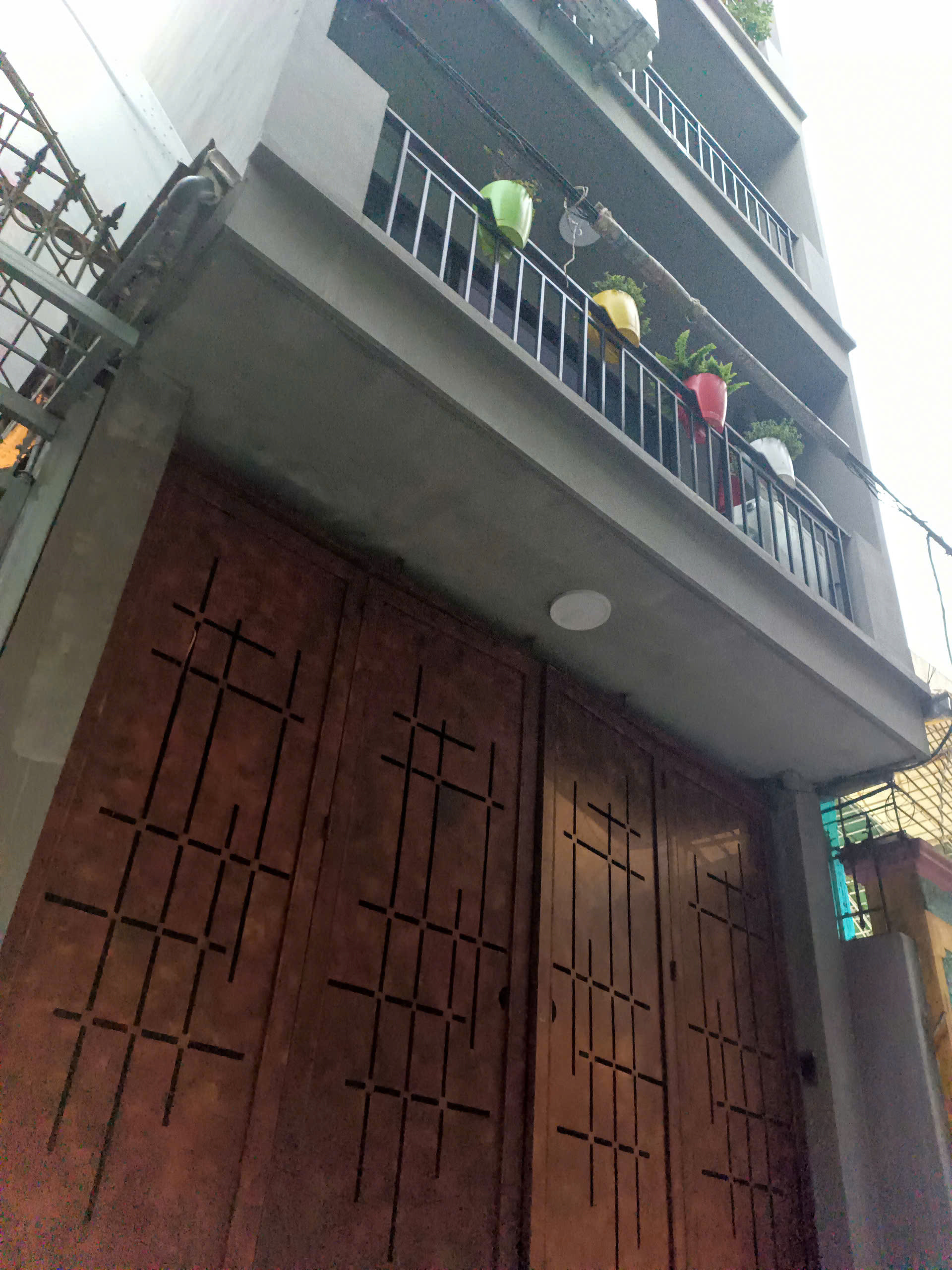 Bán CCMN dòng tiền 6 tầng thang máy mới tinh siêu đẹp, sổ đỏ chính chủ, thửa đất vuông đẹp 90m2, MT ~5m, mặt ngõ rộng 3m, nở hậu, thế đất vuông vắn phong thủy vượng tài, chủ thiện chí.