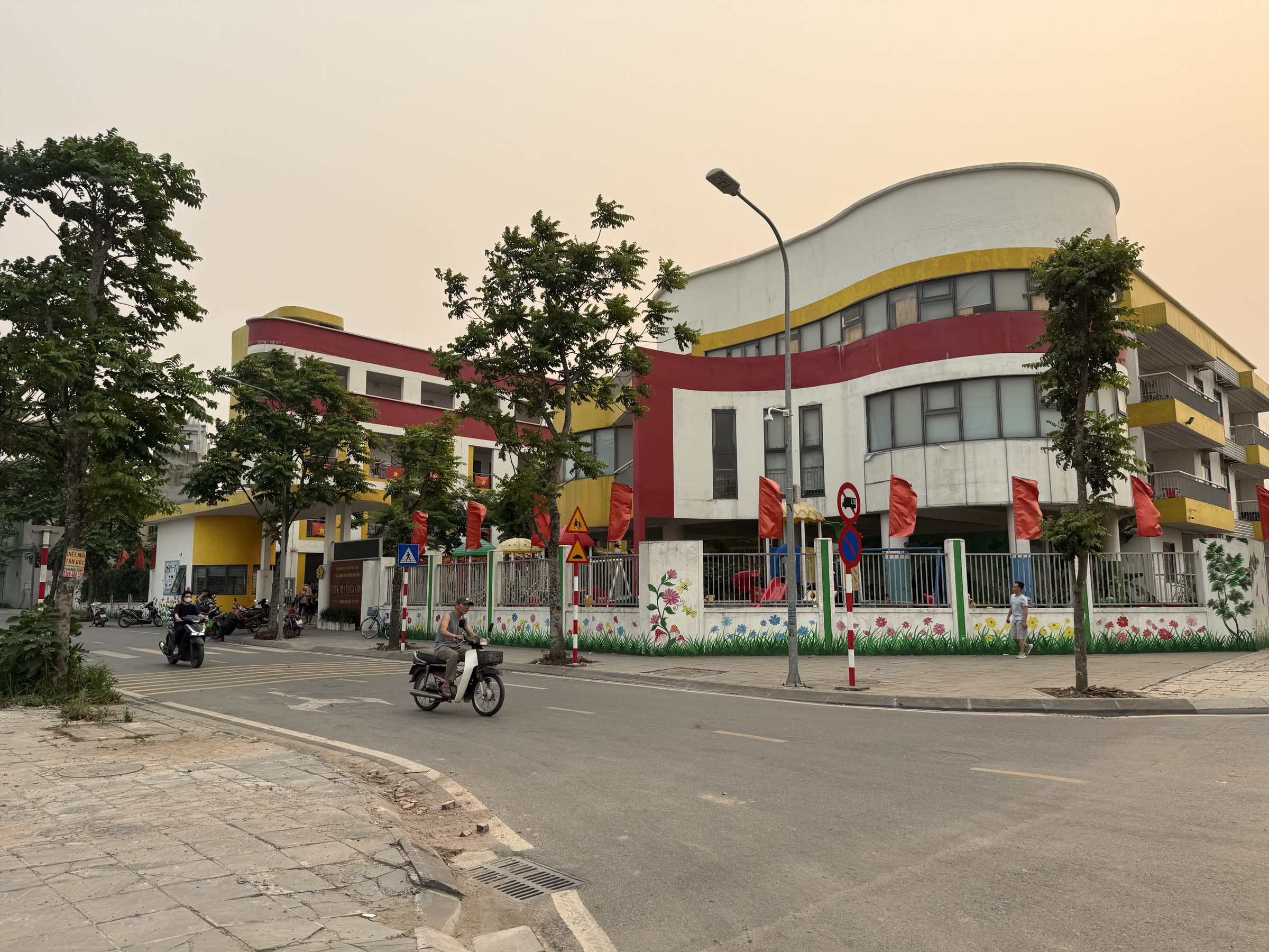 Bán nhà 64.1m² có sẵn 60m² thổ cư ngang 6.1m giá 10.8 tỷ tại Đường Bát Khối Phường Long Biên