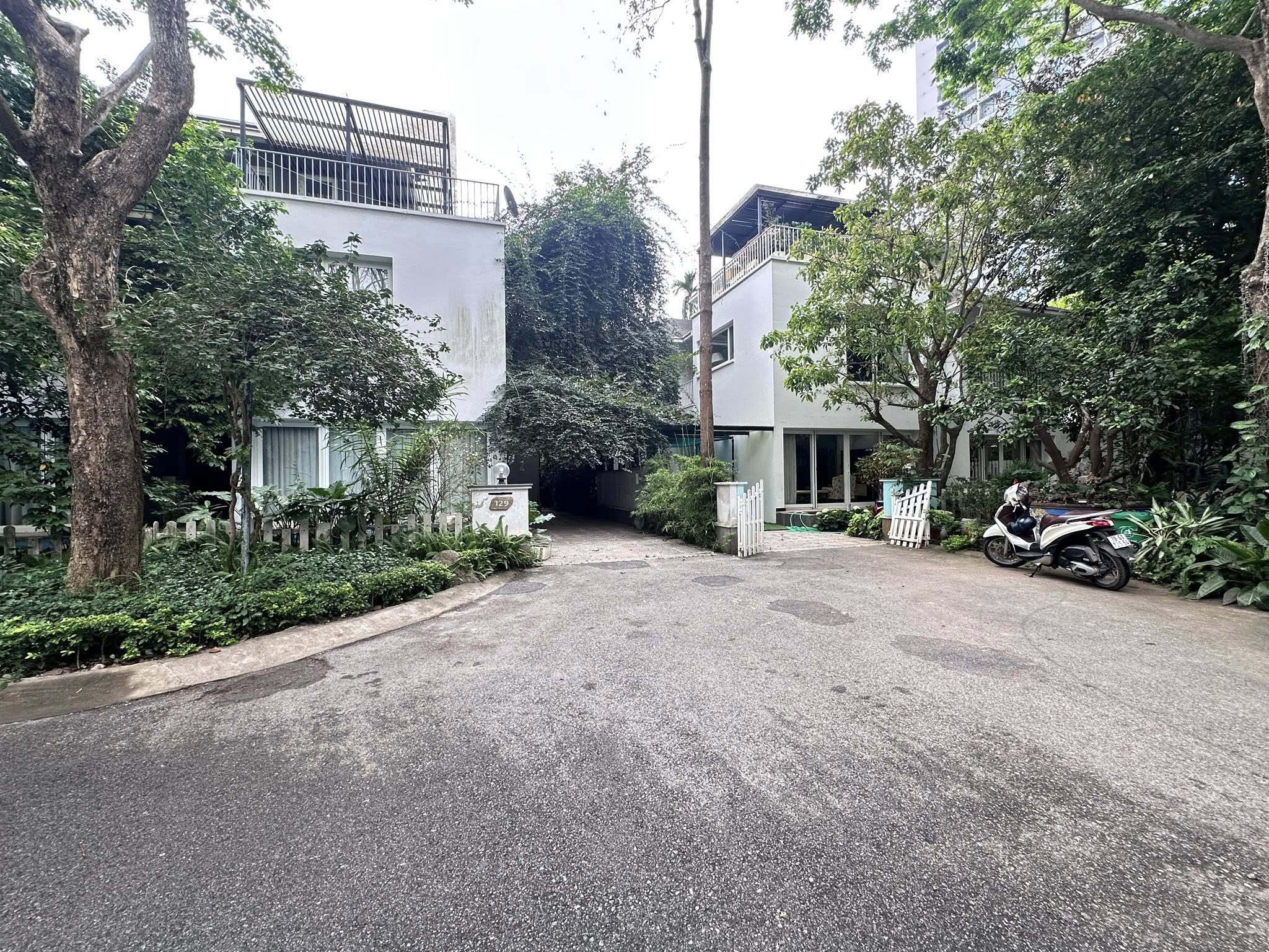 BÁN BIỆT THỰ KĐT ECOPARK HƯNG YÊN. 428M2 XÂY 3 TẦNG. MT 28M.