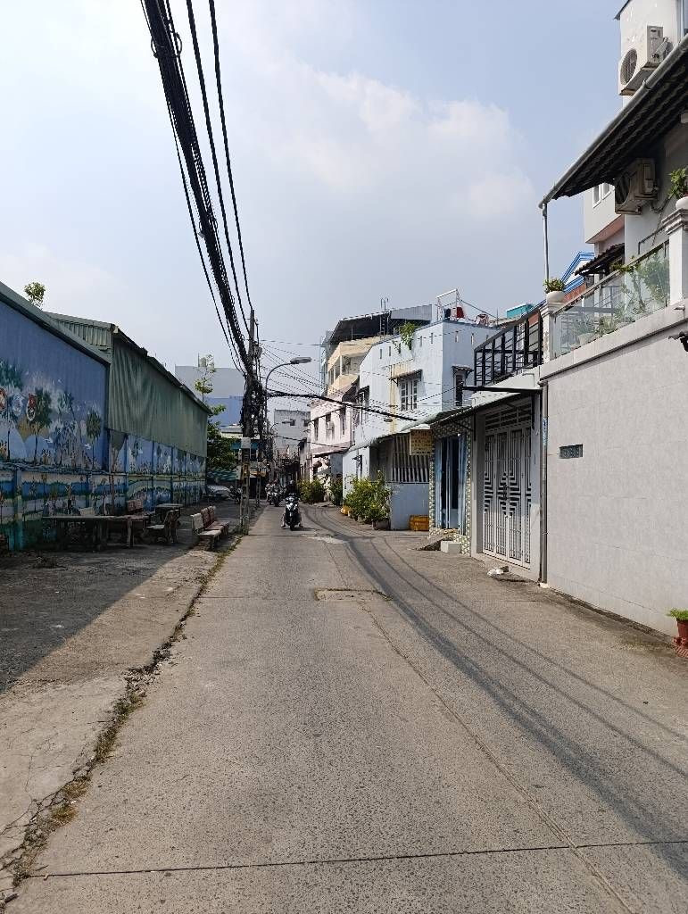 🏡 Nhà cao cấp, an ninh, dân trí cao – Sổ Hồng Riêng
Giá 5,8 ty 

📍 Vị trí: Khu nhà lầu cao cấp đồng bộ, yên tĩnh, thuận tiện ra các tuyến lớn, chỉ 10 phút đến Q5, Q6, Q10, Q11. Gần chợ, trường học.

📐 Diện tích: 3,5m x 11m, sổ vuông vức như A4
🏠 Kết
