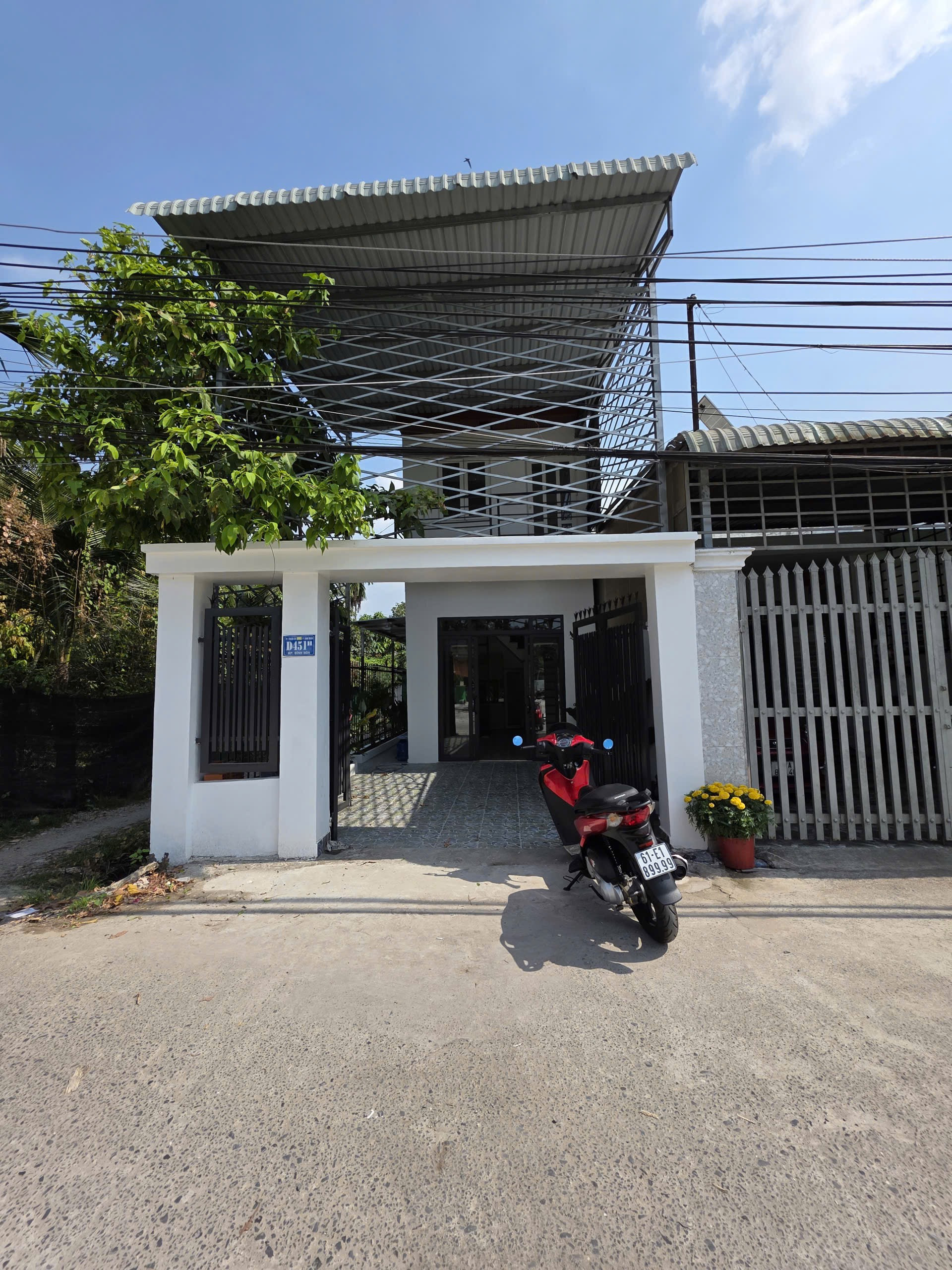 Bán nhà trệt lầu + 3p trọ, góc 2 mặt tiền ở Bình Nhâm, Đường ô tô thoải mái