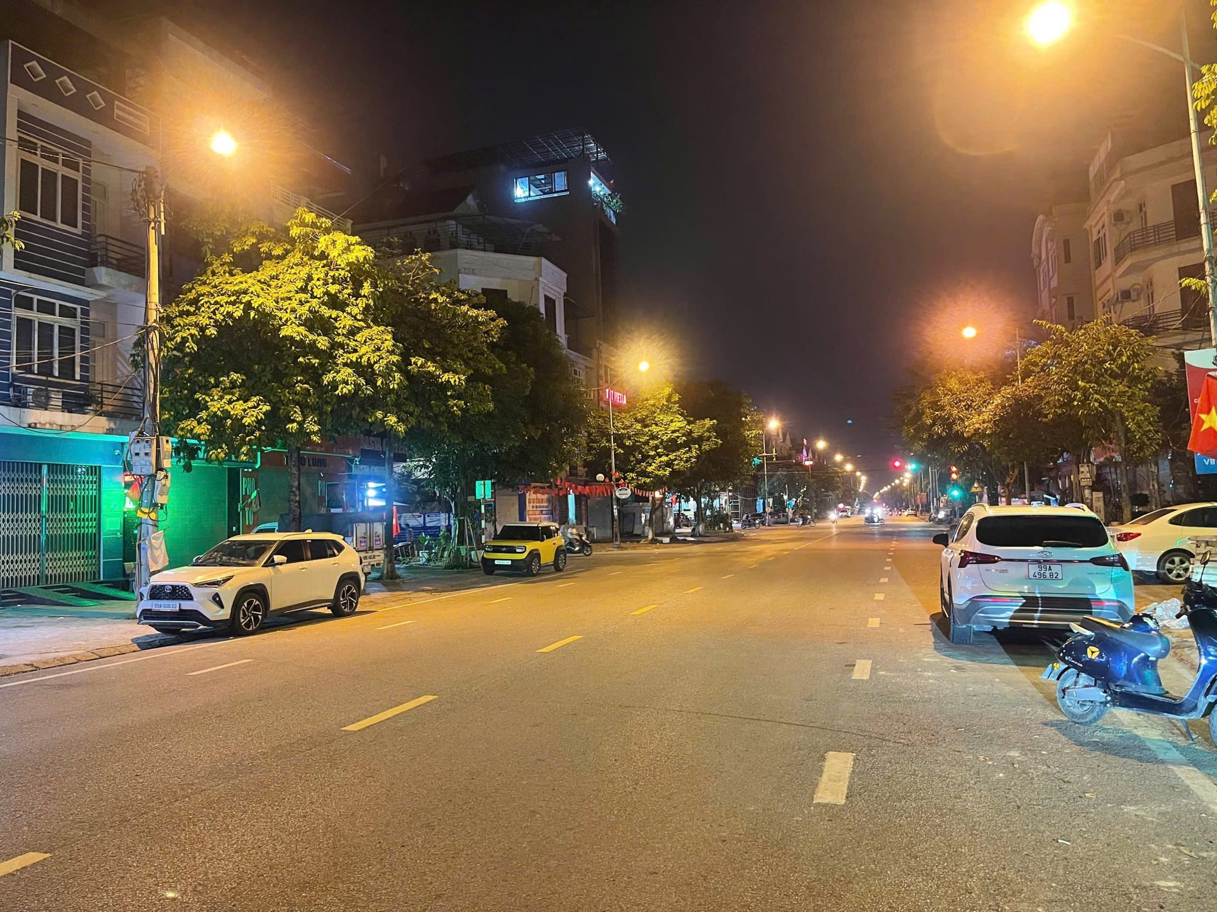 Bán nhà 3 tầng mặt đường bình than đại phúc. Cạnh công viên hồ điều hoà văn miếu. Kinh doanh tốt. Diện tích 76.5m mặt tiền 4.5m hướng đông nam. Phường võ cường tỉnh bắc ninh