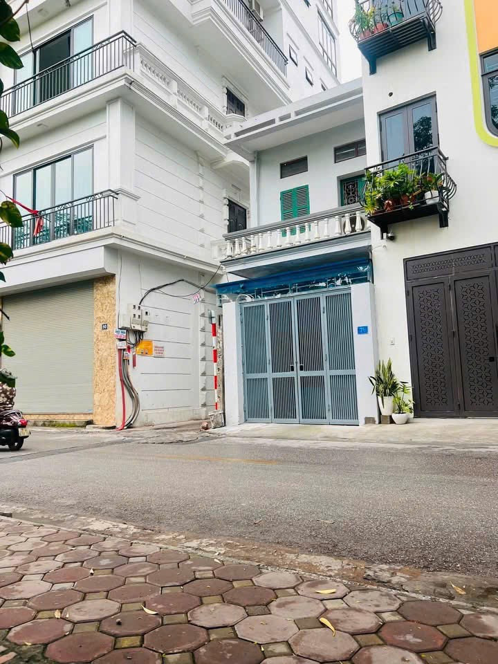 BÁN NHÀ BỒ ĐỀ - 42M2 - Ô TÔ - NHỈNH 11 TỶ

❌Sẵn nhà 4 tầng - 4 ngủ - 2 mặt tiền thoáng sáng - tk lệch tầng 

📍 Vị trí đẹp -  Đầu phố Bồ Đề