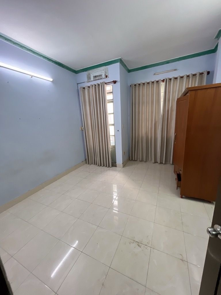 Bán nhà  Bông Sao – Bình Đông – Quận 8
➡️ Gần mặt tiền, khu trung tâm, tiện ích vây quanh

🏠 Hiện trạng nhà:
 • Kết cấu trệt + lầu, đúc BTCT chắc chắn
 • 2PN – 2WC, vào ở ngay
 • Hoàn công đầy đủ

🚶‍♂️ Hẻm trước nhà 3m, sạch sẽ – an ninh – dân trí