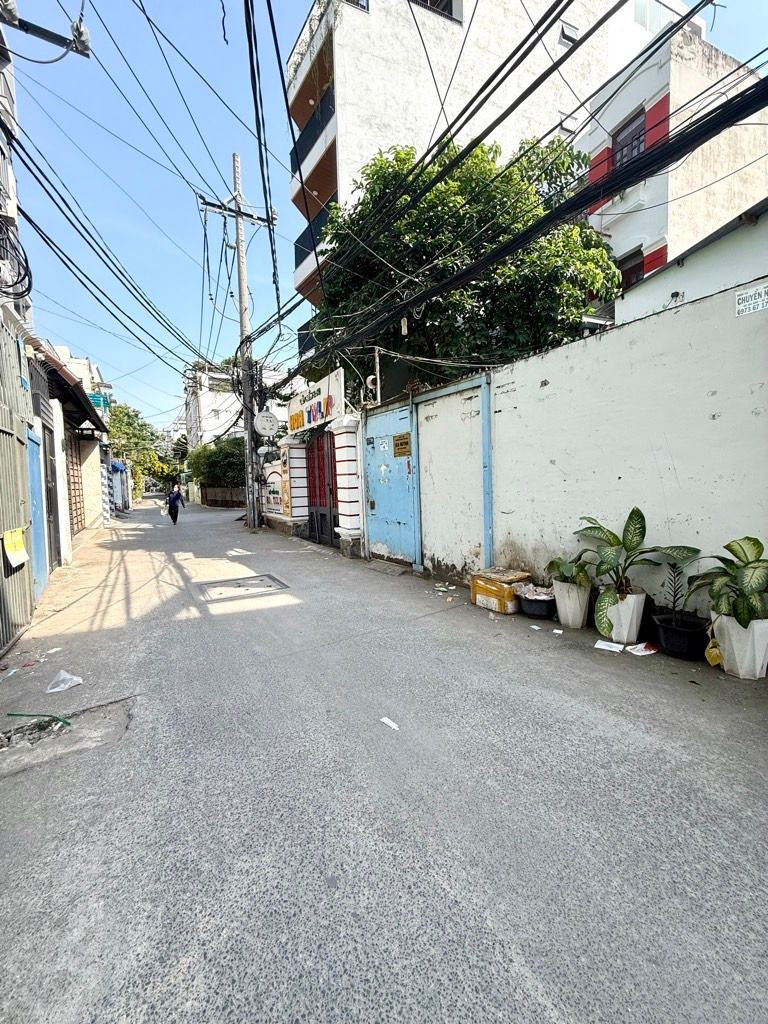 HXH Bùi đình túy .Q Bình Thạnh, 80m2 
Giá 13,5 tỷ 

👉dt : 4m ×_23m ( nở hậu 4,4m)3PN 4WC 
👉kết cấu : 1 trệt ,2 lầu. BTCT 
♦sổ hồng riêng ,hoàn công đủ ,pháp lý chuẩn
☎lh 0342116231 phi nhà đẹp