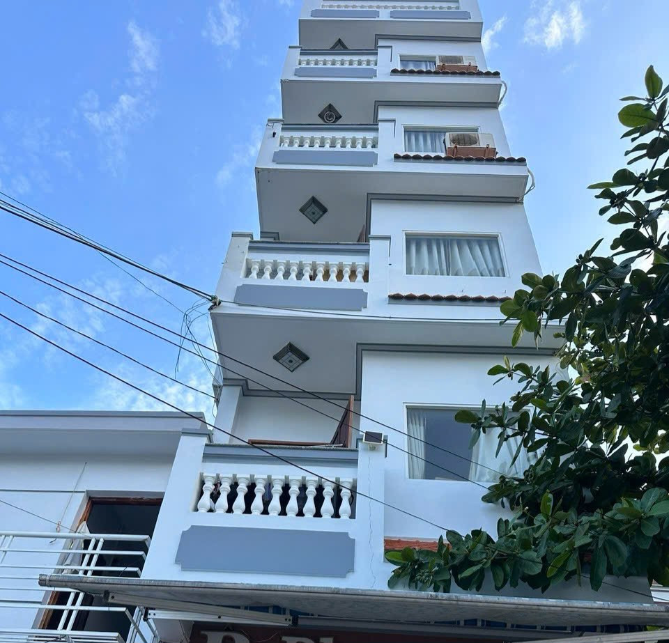 Bán khách sạn 80m . 9 phòng . Vĩnh hòa nha trang khánh hòa