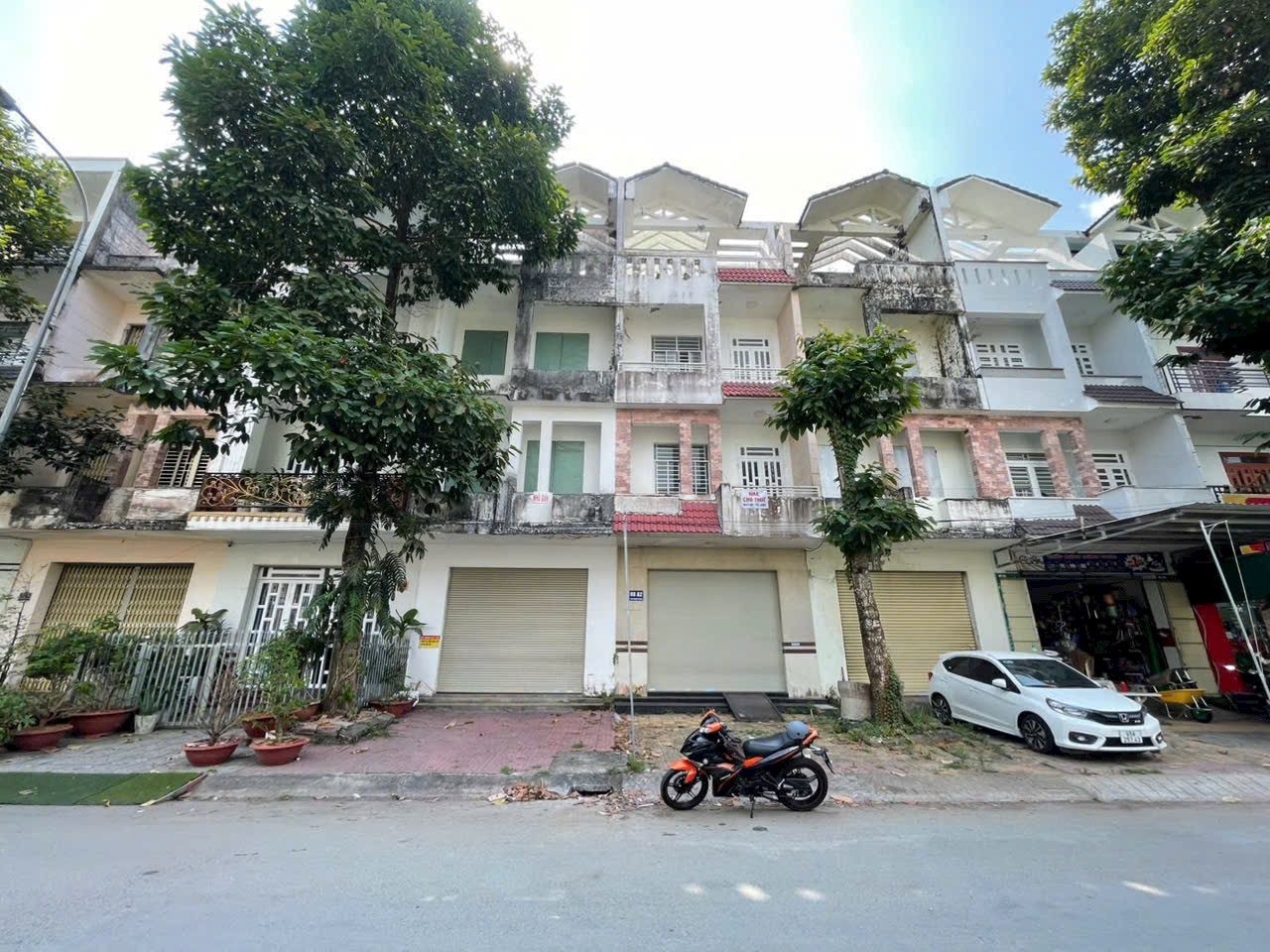 Bán nhà 400m² có sẵn 100m² thổ cư ngang 5m giá 6 tỷ tại Đường Bùi Quang Trinh Phường Hưng Phú