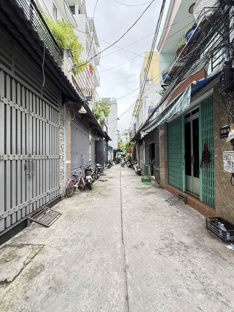 Hẻm xe tải - Bùi Thế Mỹ (Tân Bình) - Nhà nát (bán đất)