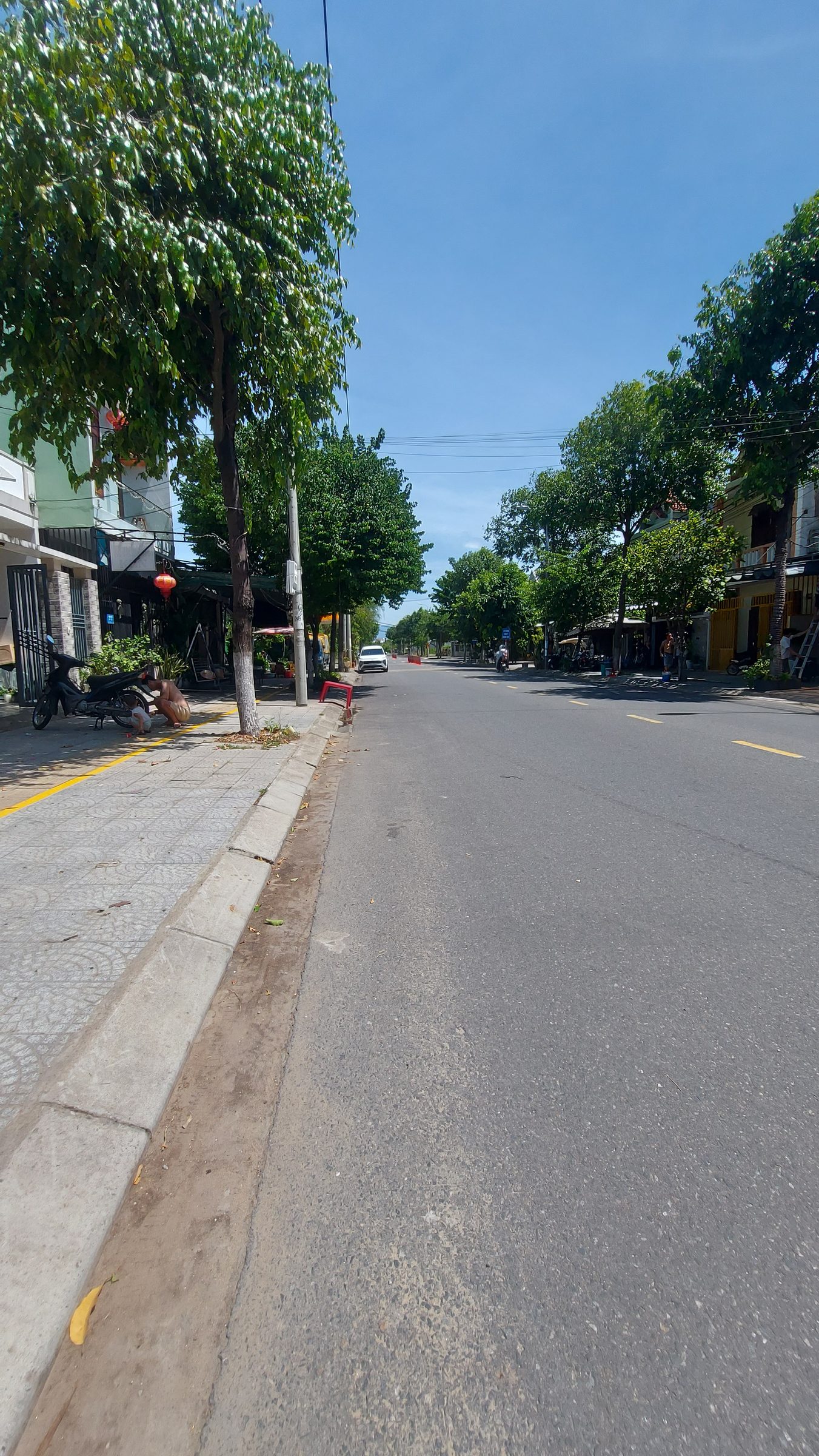 Mặt tiền đường 10.5m, vỉa hè 5m. Diện tích 115 m2, Giá 5.8 Tỷ.