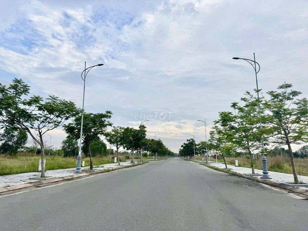Hơn 1tỷ5 xíu có 2 mặt tiền đất full thổ cư ngay sân bay Long Thành, S hơn 150m2. Có sổ, hạ tầng 100%, Hỗ trợ thu mua/bán lại từ 6-12 tháng. Bao ở_Bao kinh doanh