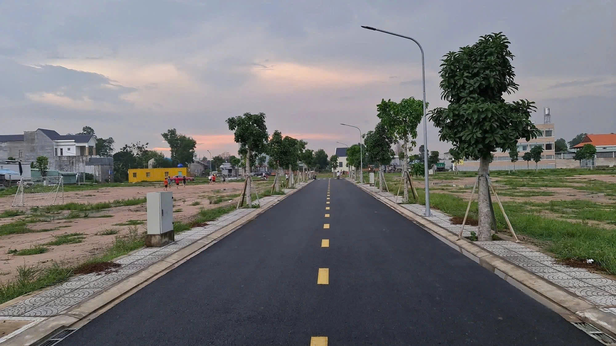 Cần sang tay gấp lô đất 100m2 ngay sân bay Quốc Tế Long Thành , mặt tiền phố Phùng Hưng giá 1tỷ350 , có sổ sẵn.