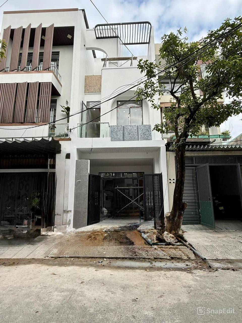 Bán nhà 3 Tầng, 5 Phòng Ngủ, Đường Cao Xuân Huy, cạnh 30/4 - Giá 10,8 Tỷ