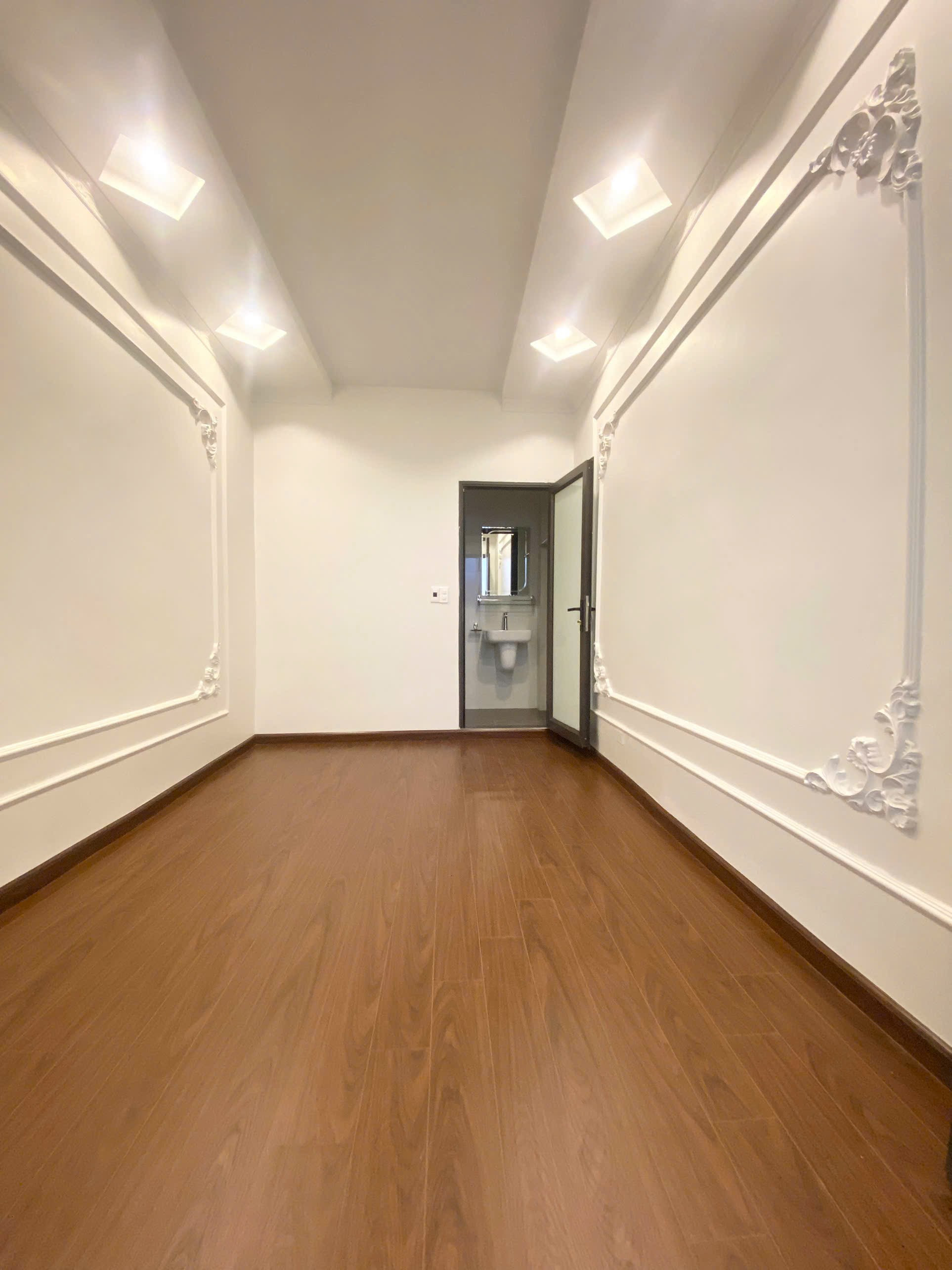 Cho thuê nhà ngõ 18 Cát Linh, Đống Đa 30M x 3 tầng MỚI ĐẸP giá 10 triệu