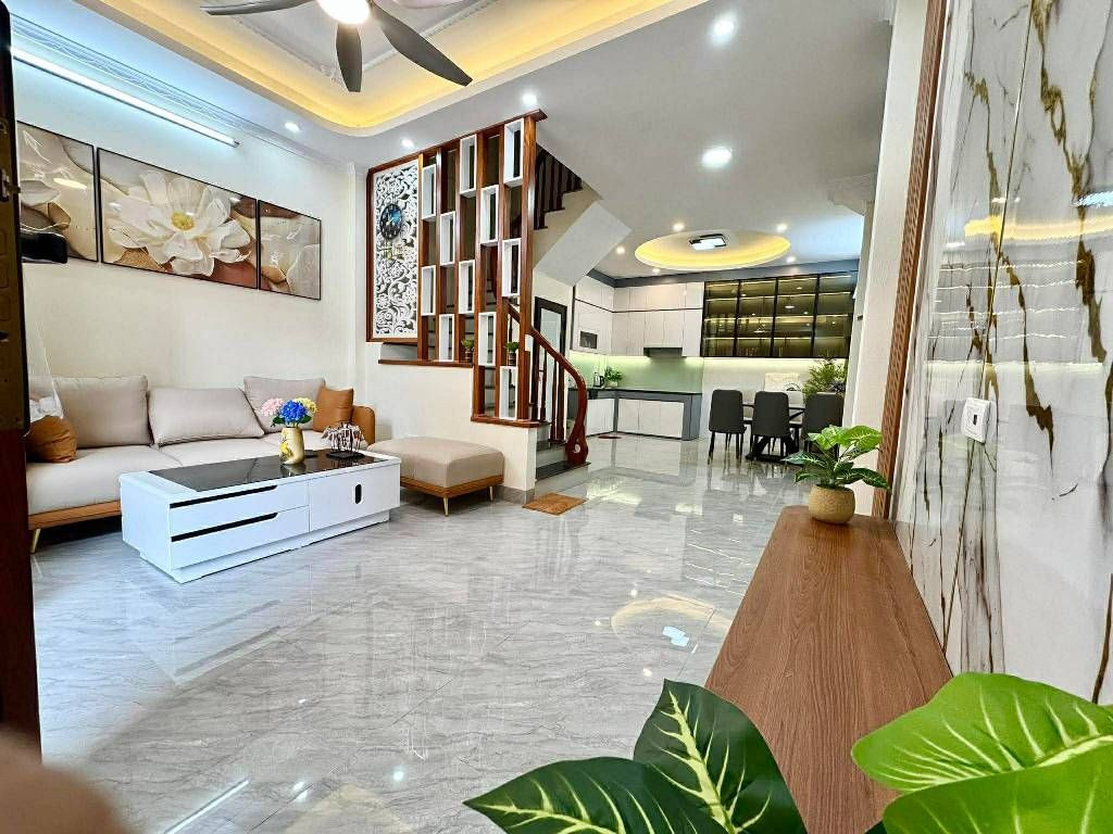 6 tỷ hơn Chính chủ muốn b án nhà gần Cầu Diễn 45m2, 5 tầng, full nội thất. Mặt tiền 5m.