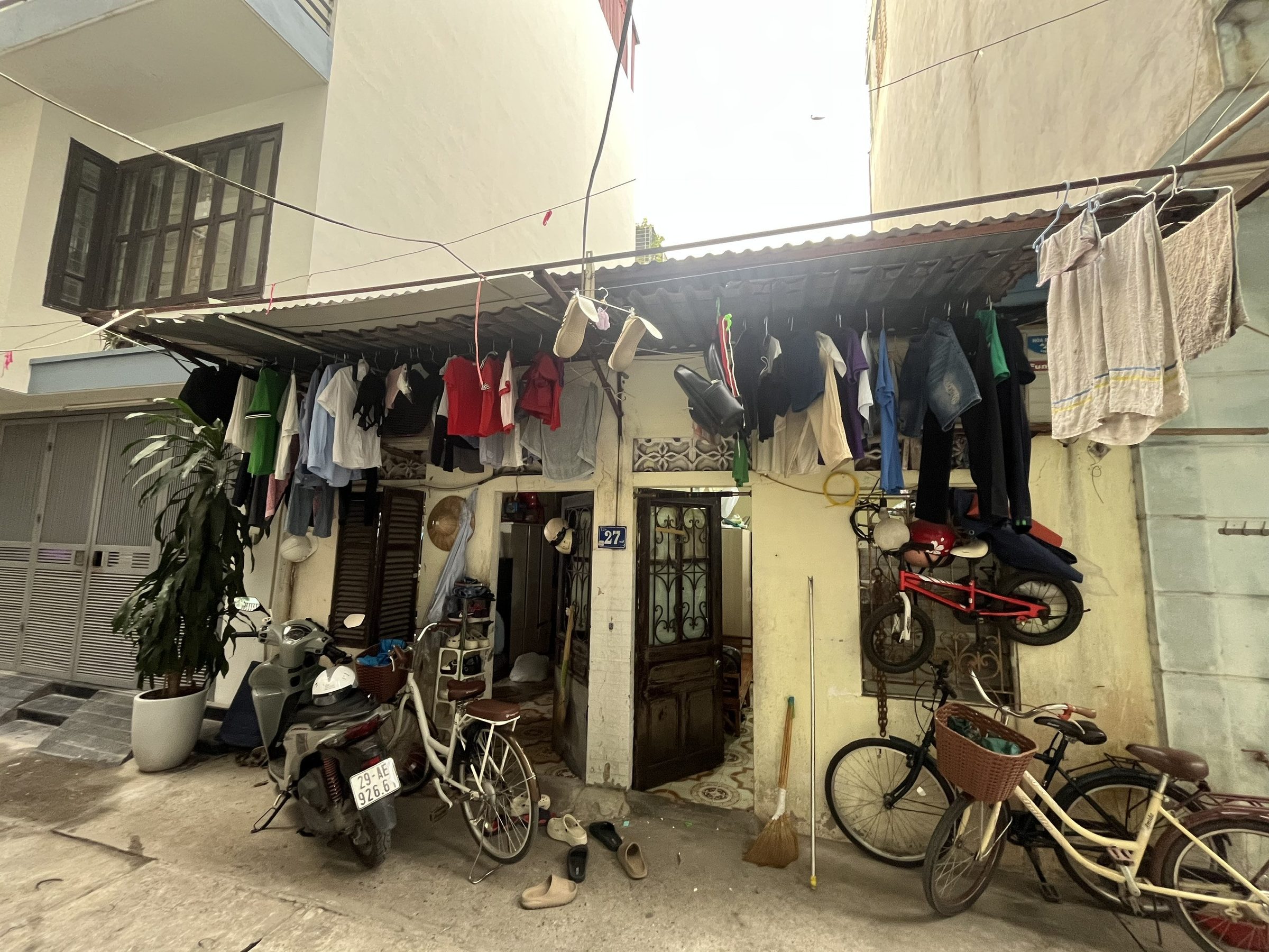 Cần bán gấp 50m2 đất thổ cư Phú Diễn ngay đường QL32, 2 mặt tiền trước và sau, tiện ích đầy đủ!