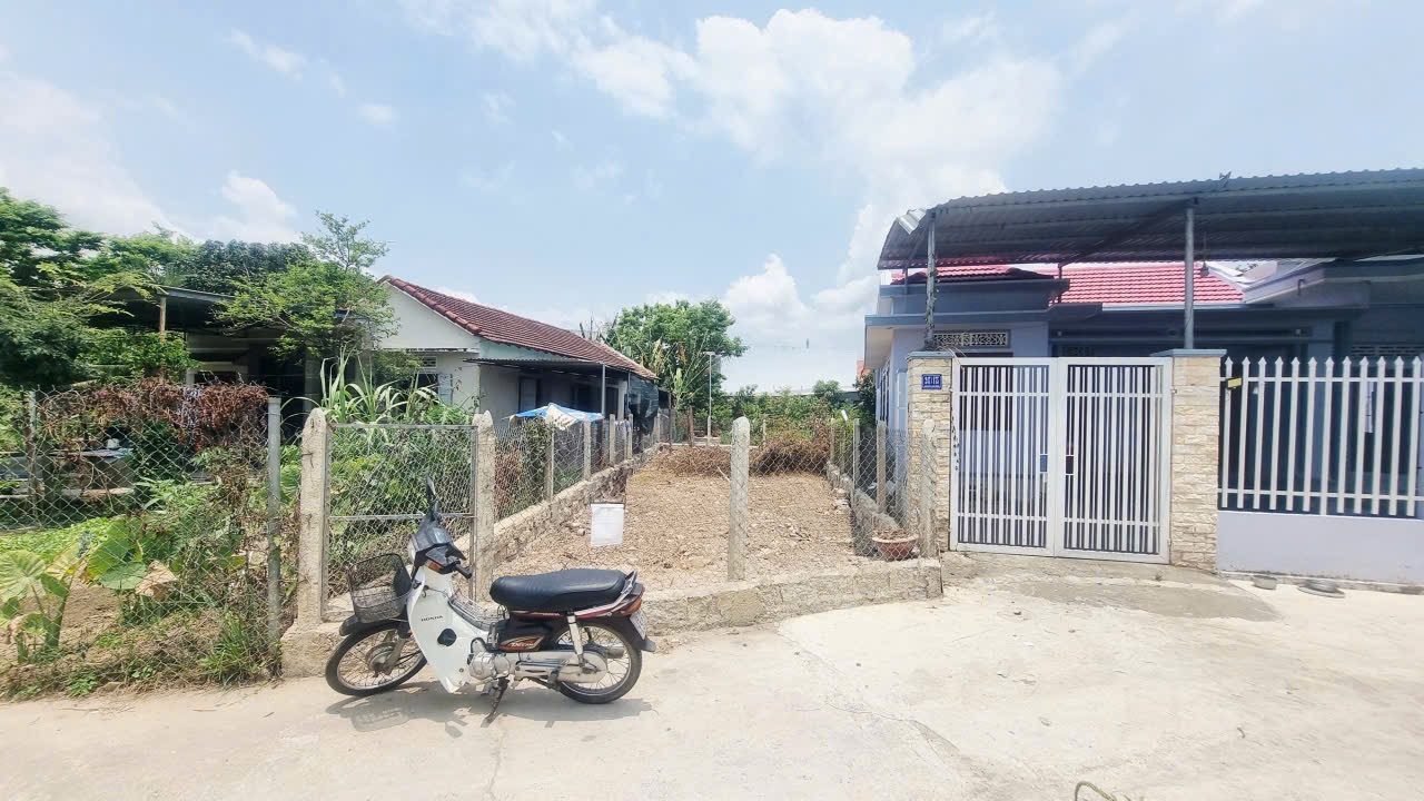 BÁN ĐẤT HẺM Ô TÔ 247 ĐƯỜNG CẦU DỨA PHÚ NÔNG - VĨNH NGỌC
- DT: 108,7m2 ngang 5m ( ~ 60m2 thổ cư) nở hậu nhẹ.
- Hướng :  đông nam 
🚘 Xe ô tô tận nơi, đường bê tông trước đất rộng 3 – 5 m. khu dân cư đông đúc
- Giá bán : 2 tỷ 700 triệu